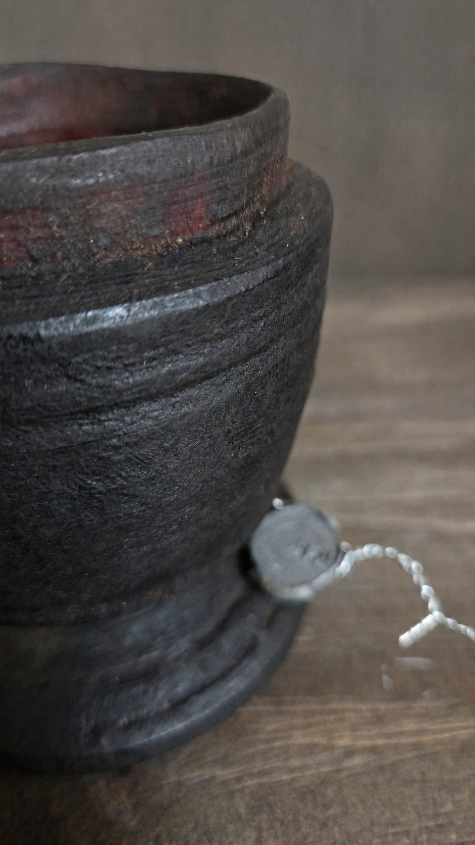 Klein houten potje op voet, detail 2