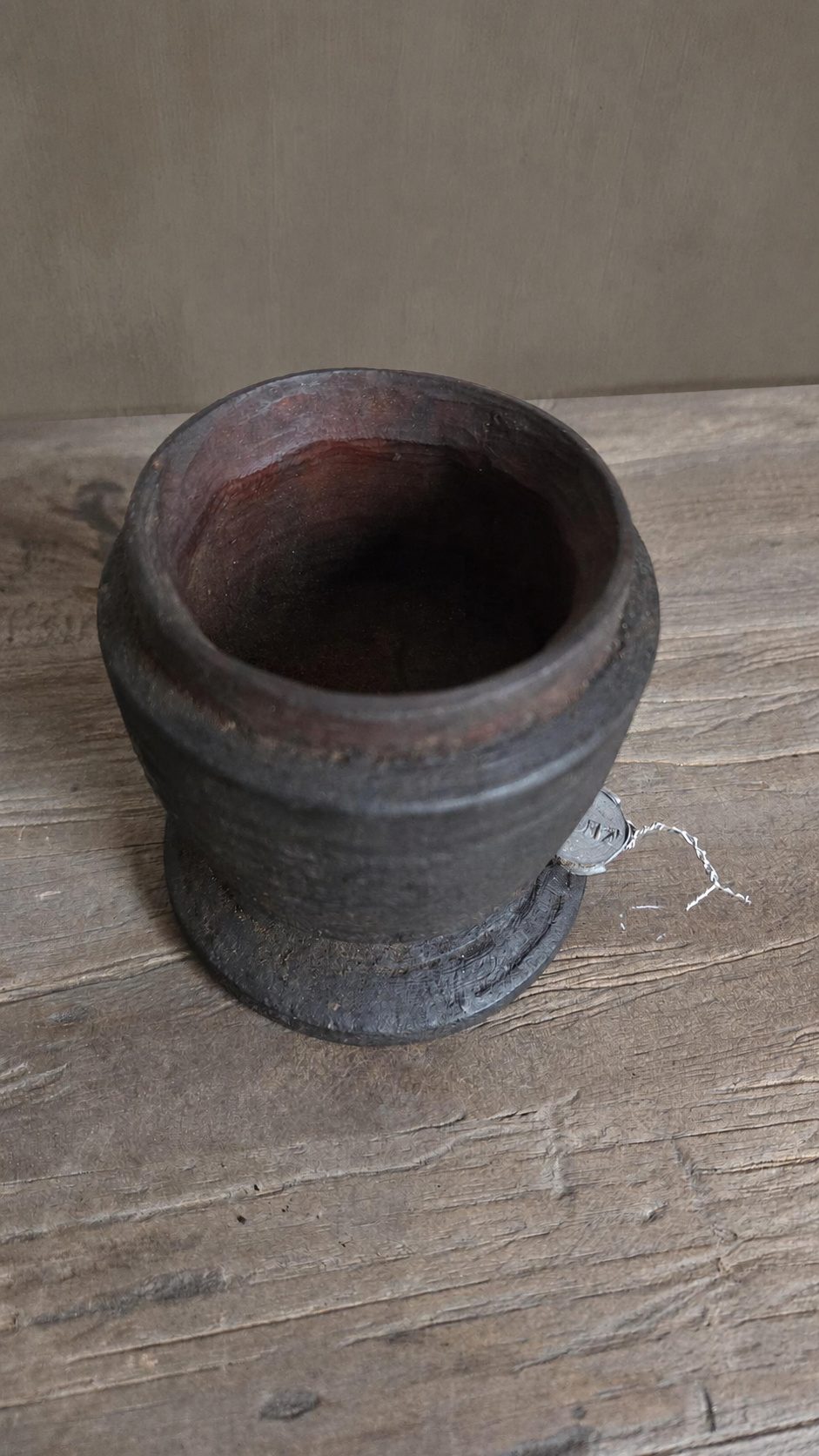 Klein houten potje op voet, detail 3