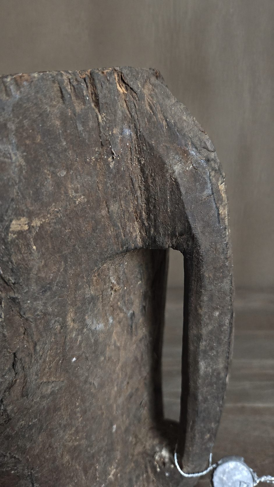 Oude houten kom met handvat, detail 2