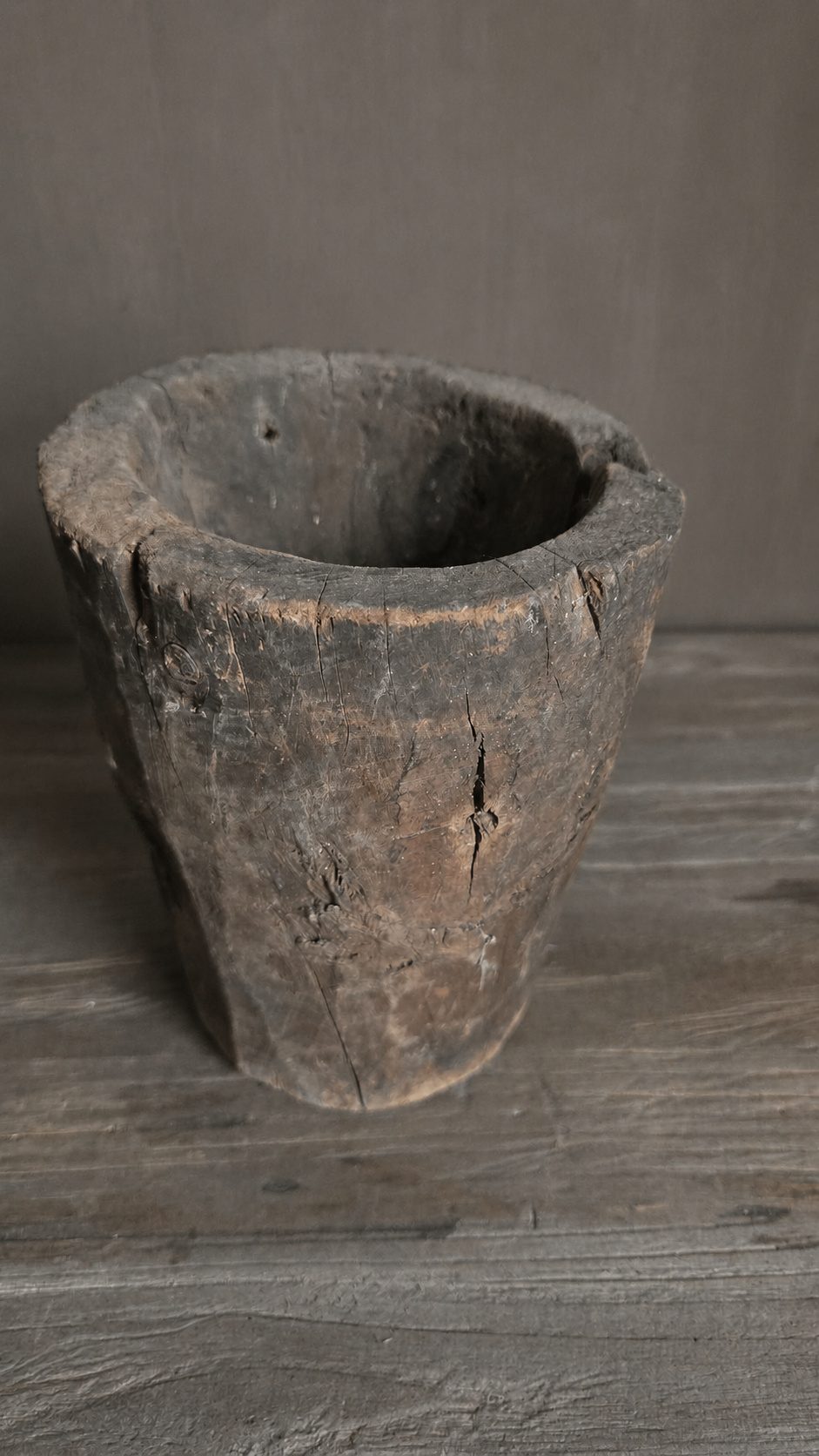 Oude houten kom met handvat, detail 3