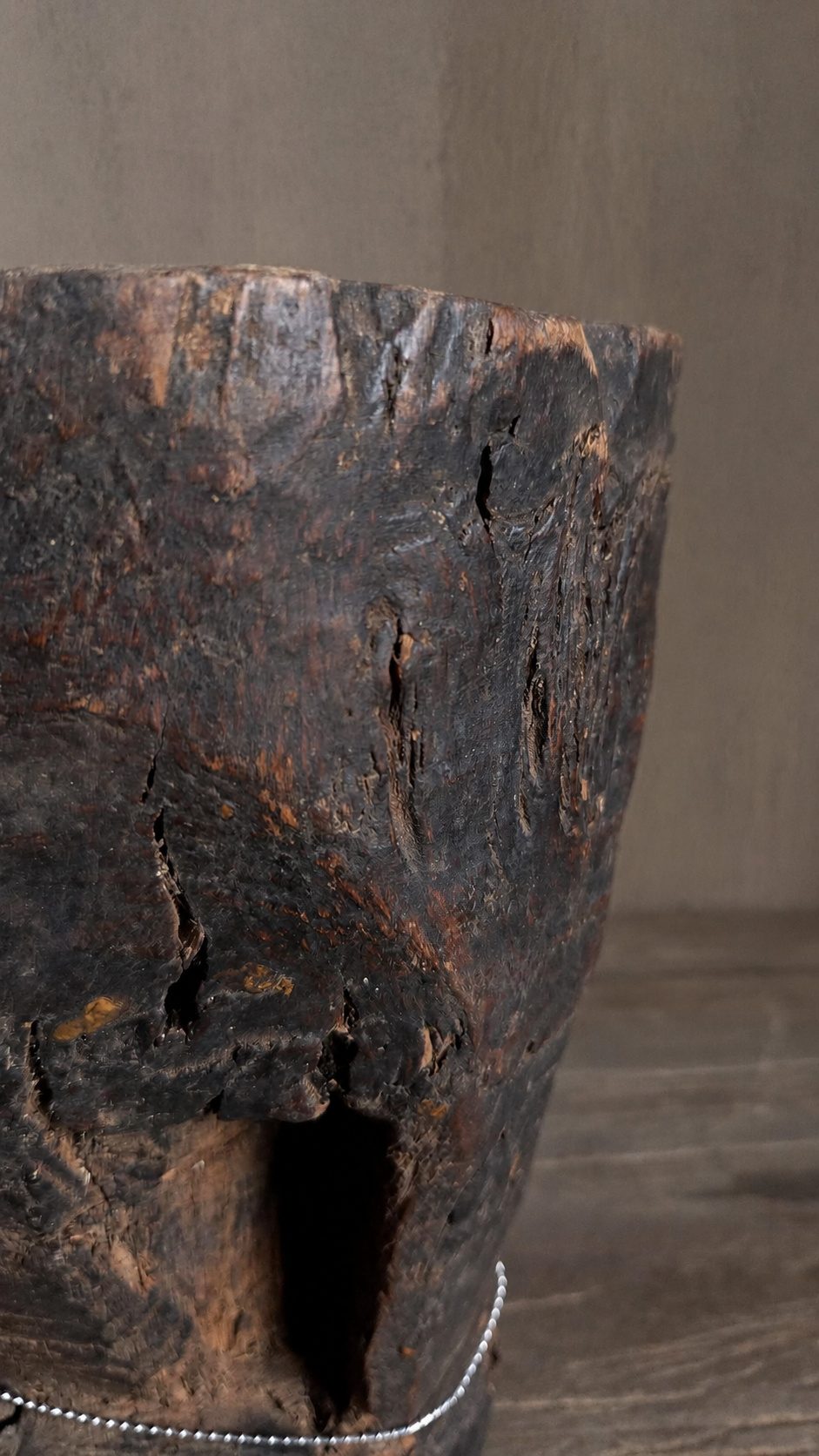 Oude houten vijzelpot, detail 2