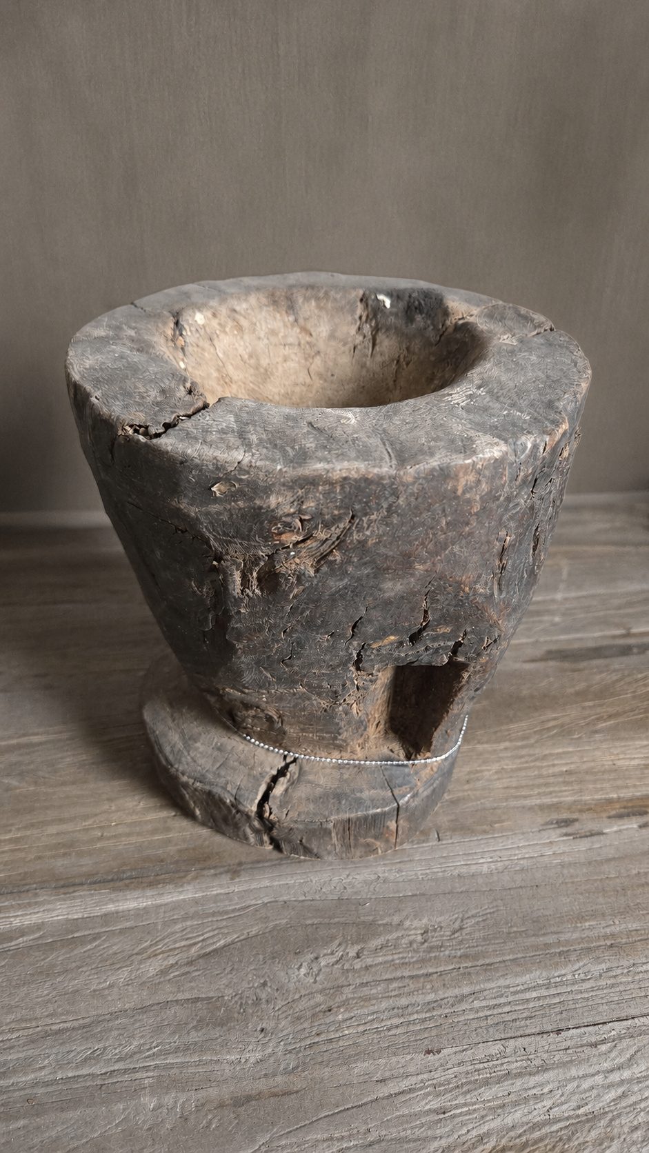 Oude houten vijzelpot, detail 3