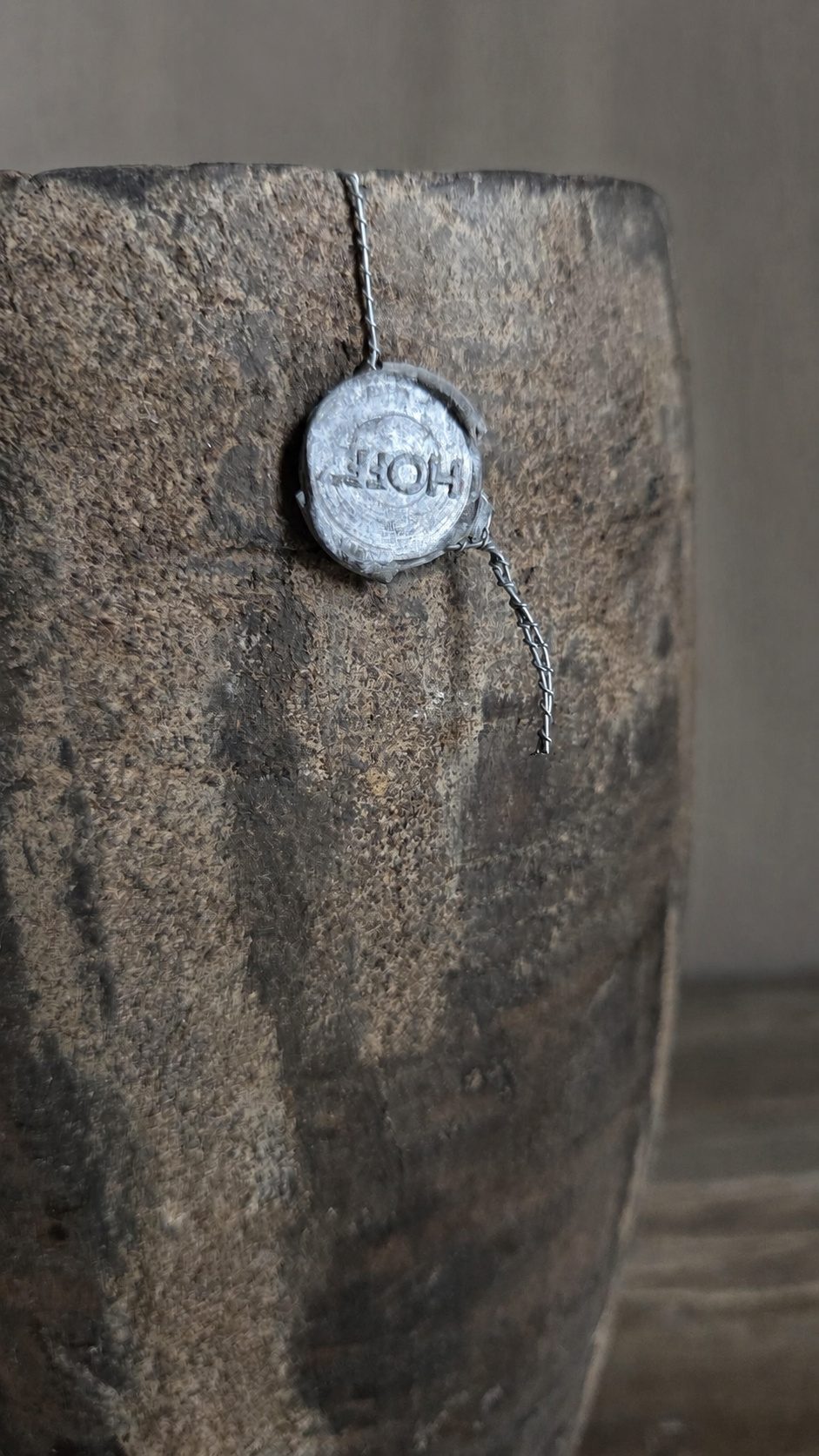 Hoge oude houten pot, detail 2