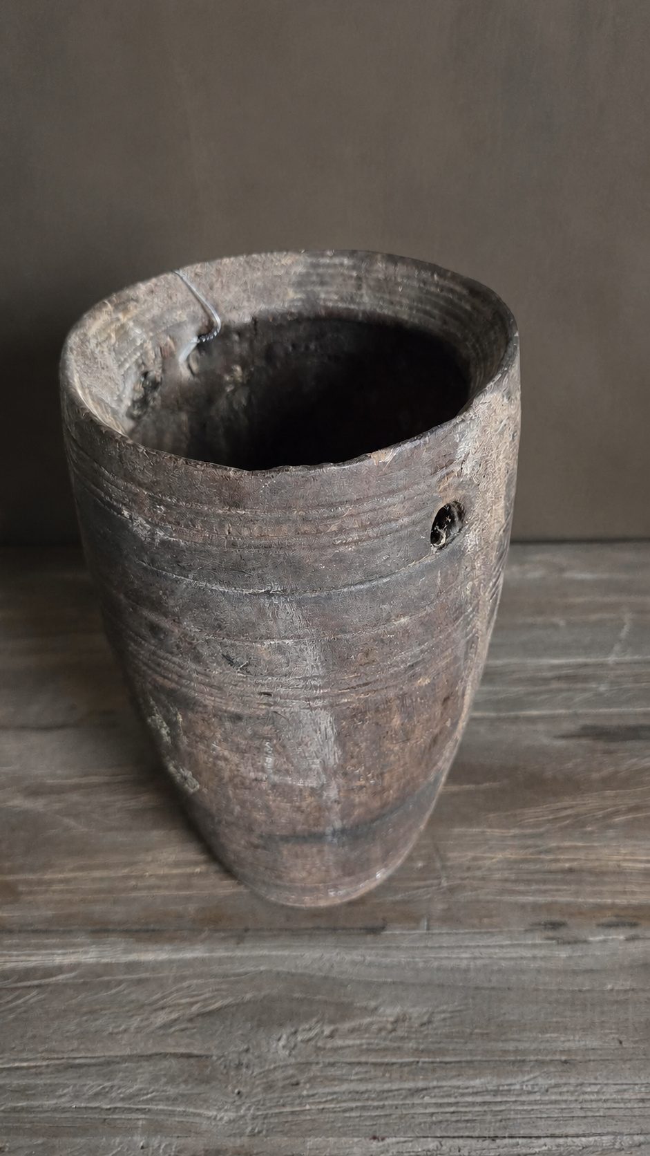 Hoge oude houten pot, detail 3