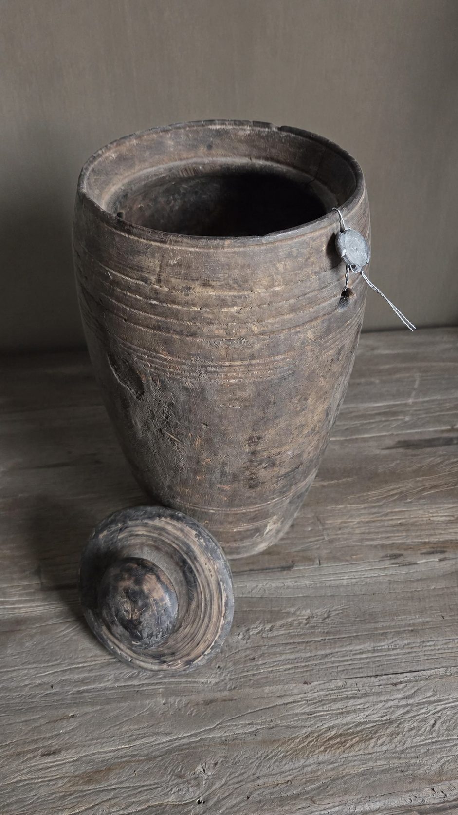 Hoge oude houten pot met deksel, detail 2