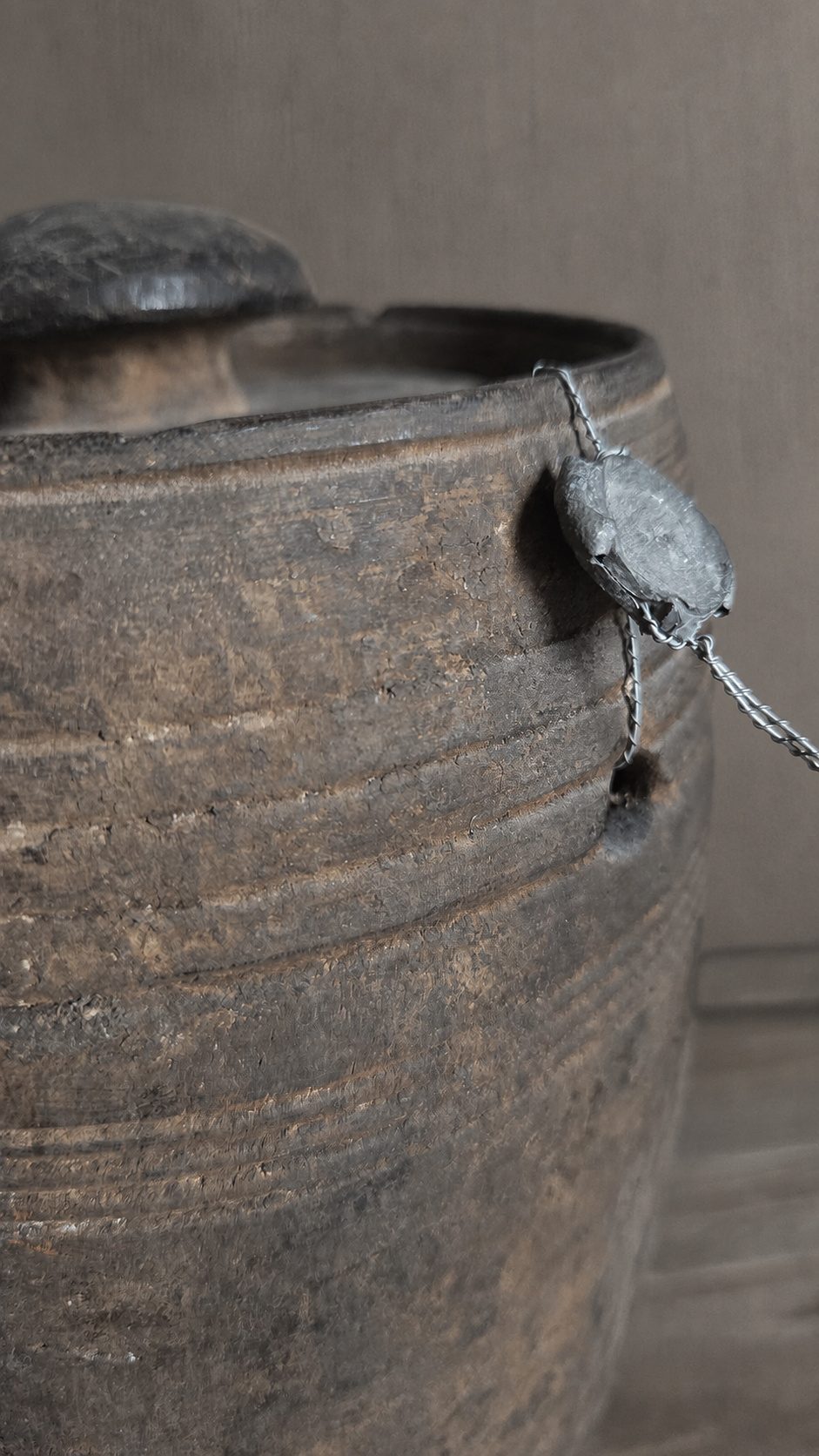Hoge oude houten pot met deksel, detail 3