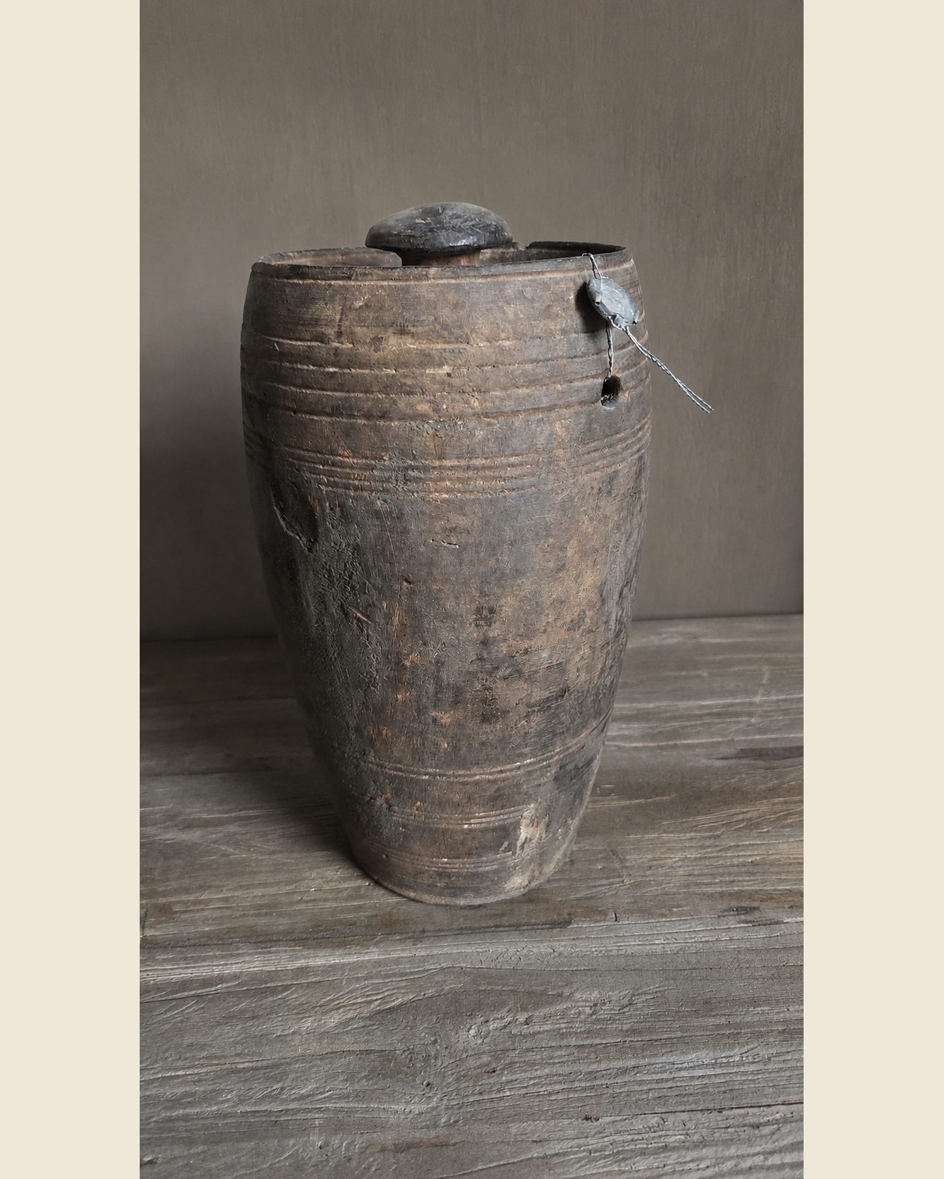 Hoge oude houten pot met deksel, Hoffz, bij Mahieu&Merckx