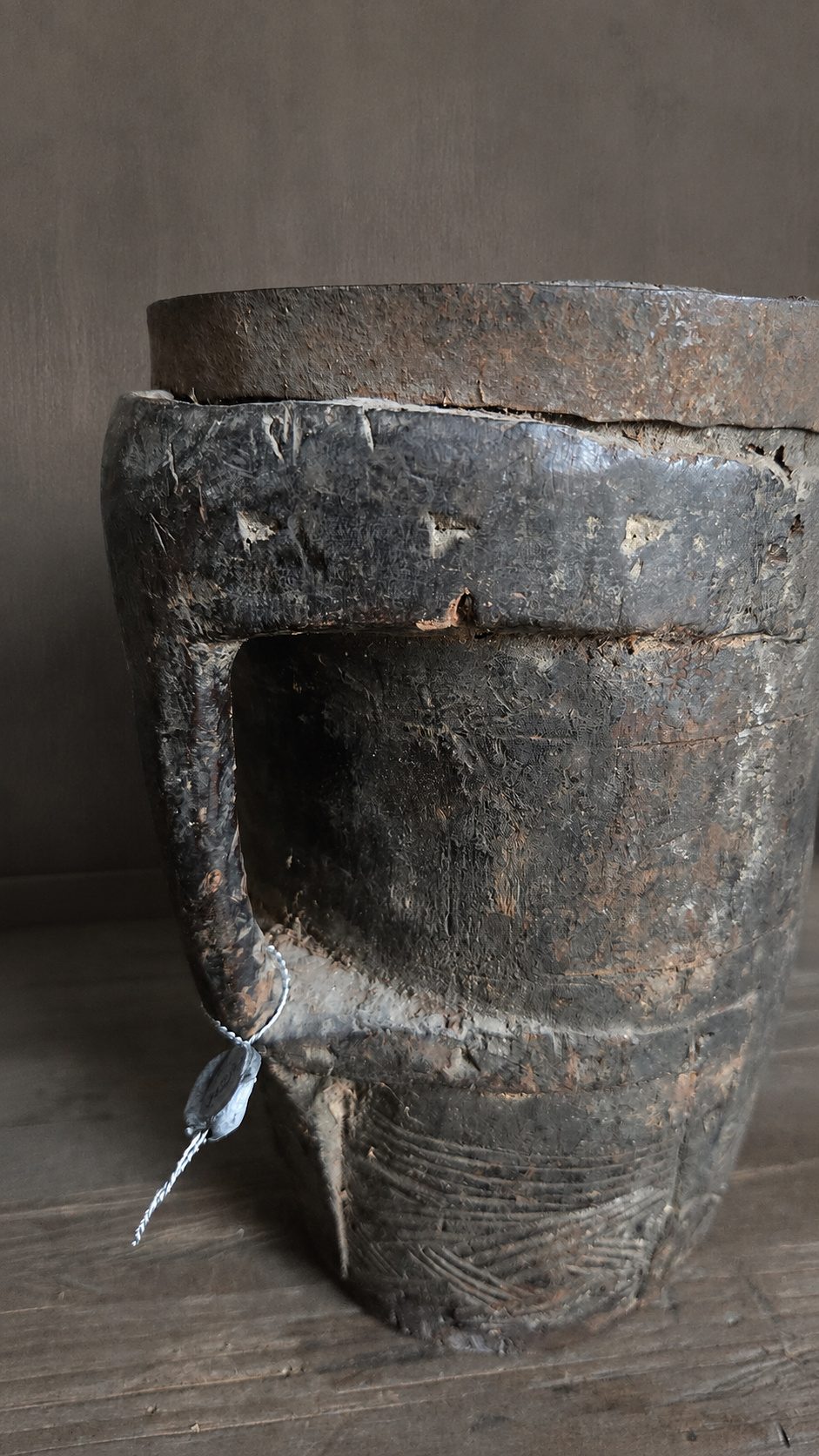 Oude houten pot met handvat, detail 2