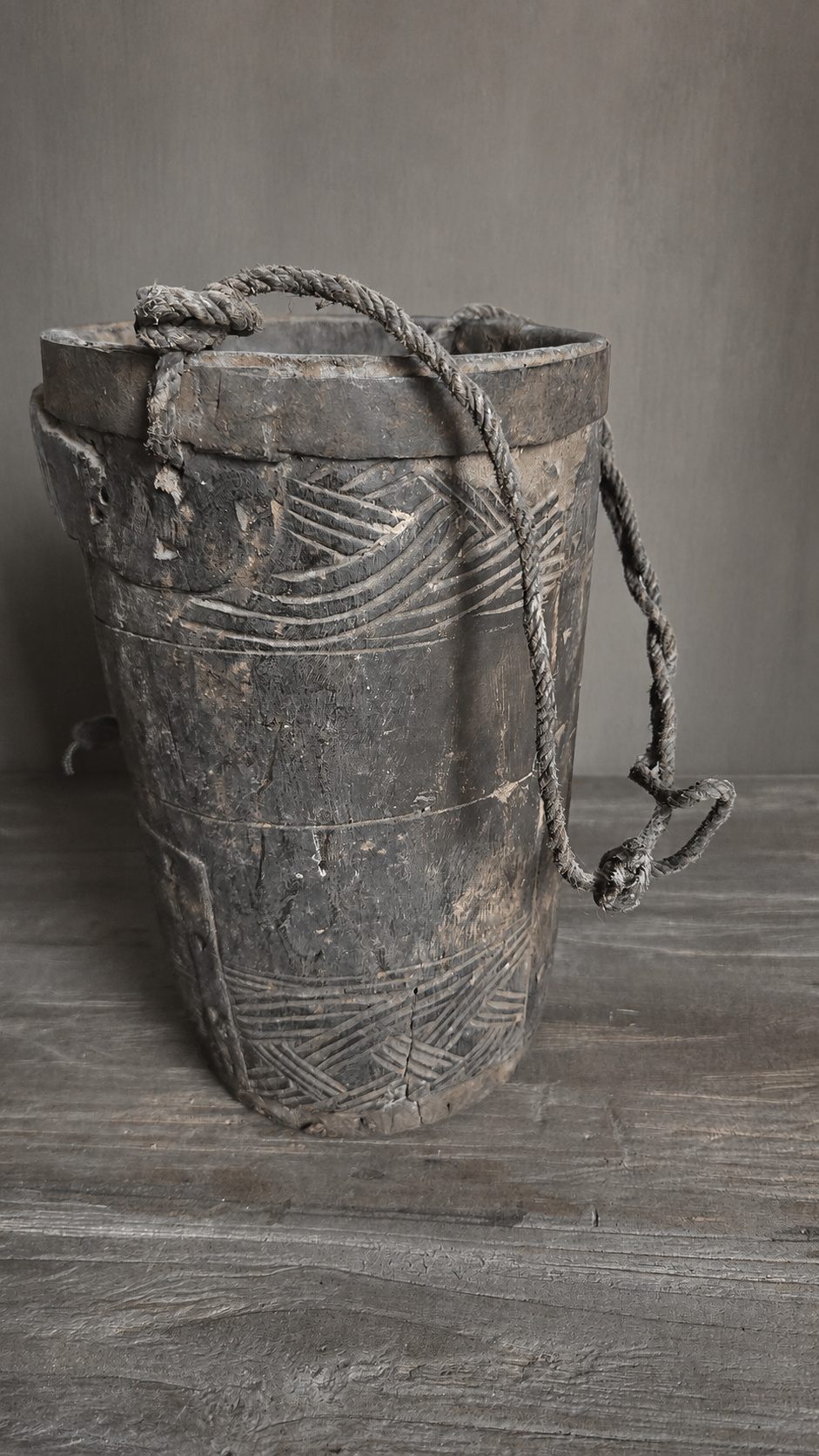 Oude houten pot met handvat, detail 3