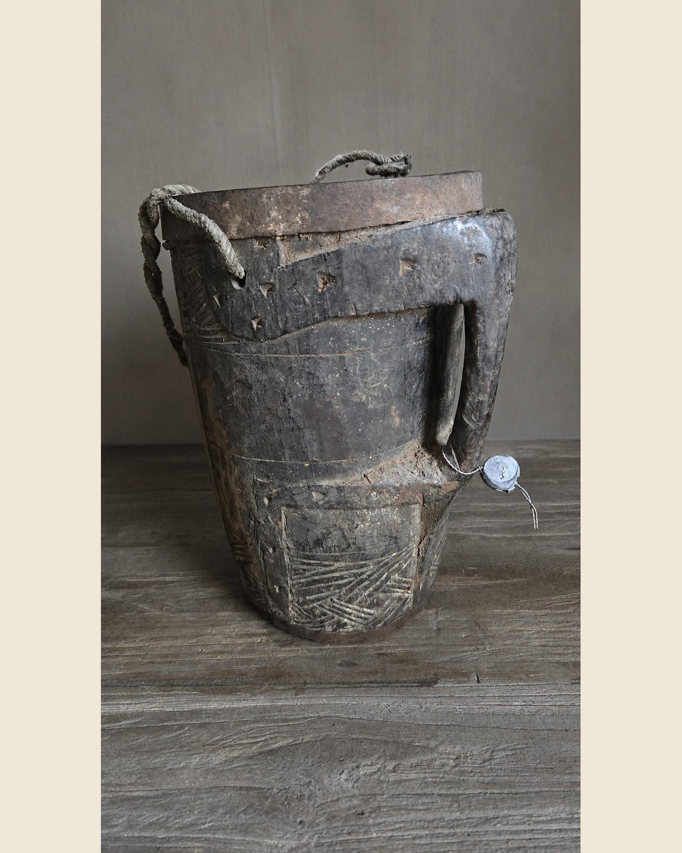 Oude houten pot met handvat, Hoffz, bij Mahieu&Merckx
