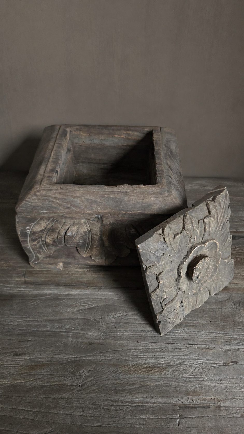 Oud houten sierkistje met houtsnijwerk, detail 2
