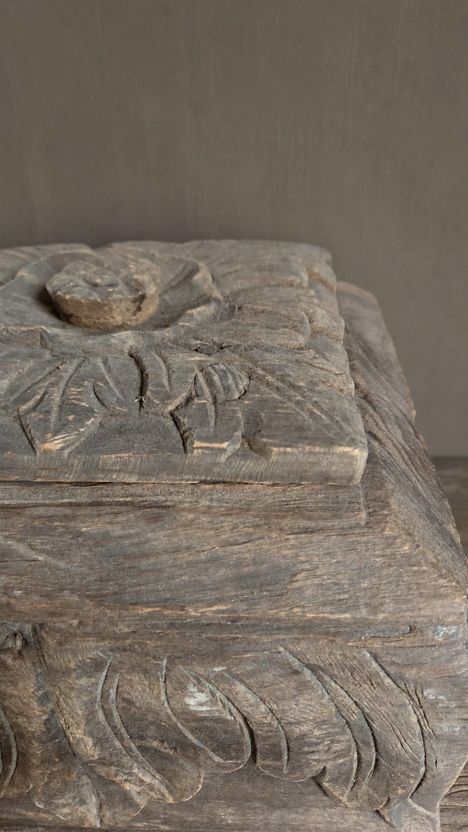 Oud houten sierkistje met houtsnijwerk, detail 3