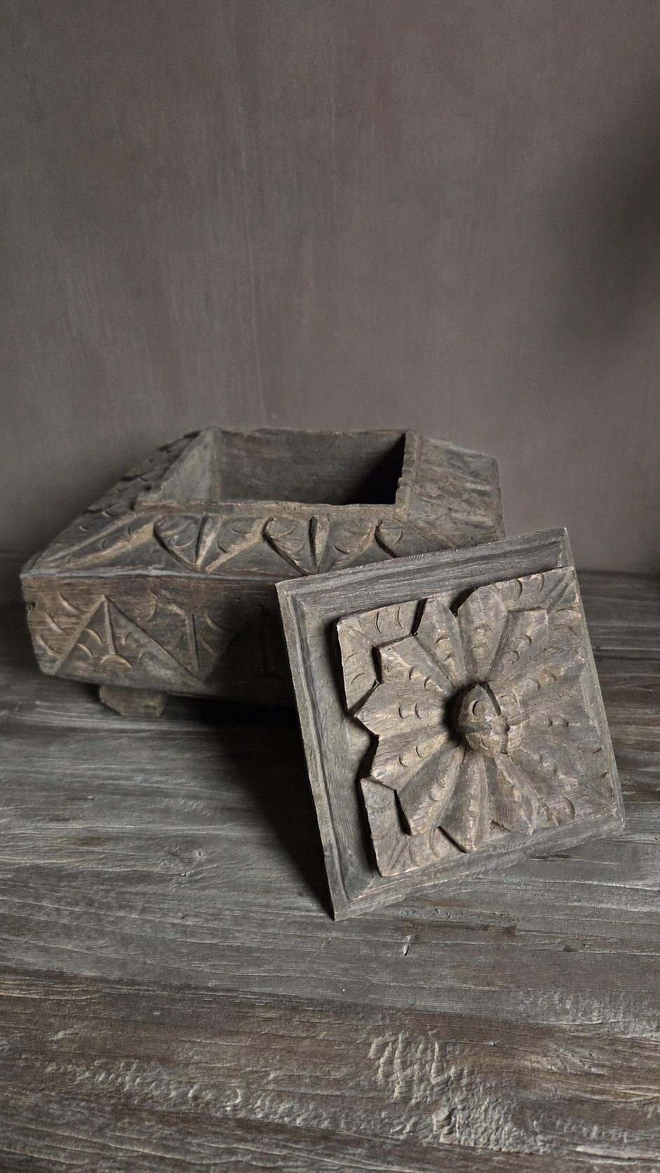 Oud houten sierkistje met houtsnijwerk, detail 2