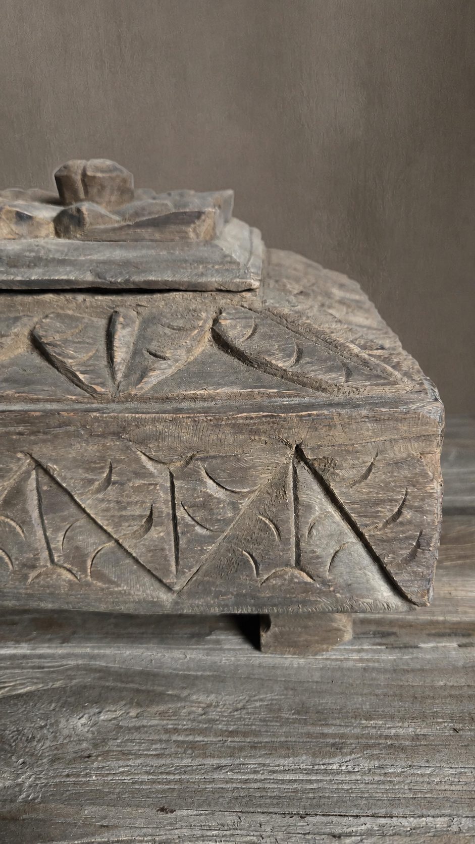 Oud houten sierkistje met houtsnijwerk, detail 3