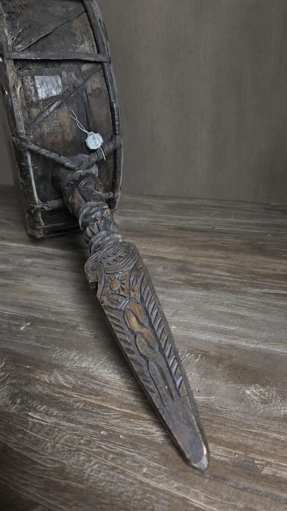 Authentieke Nepalese drum met houtsnijwerk, detail 2