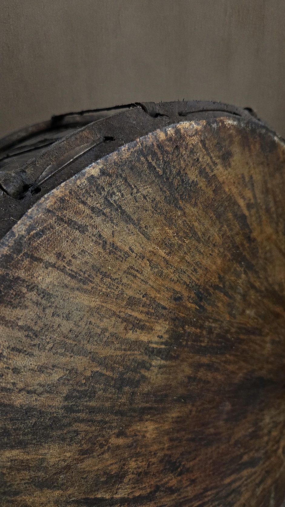Authentieke Nepalese drum met houtsnijwerk, detail 3