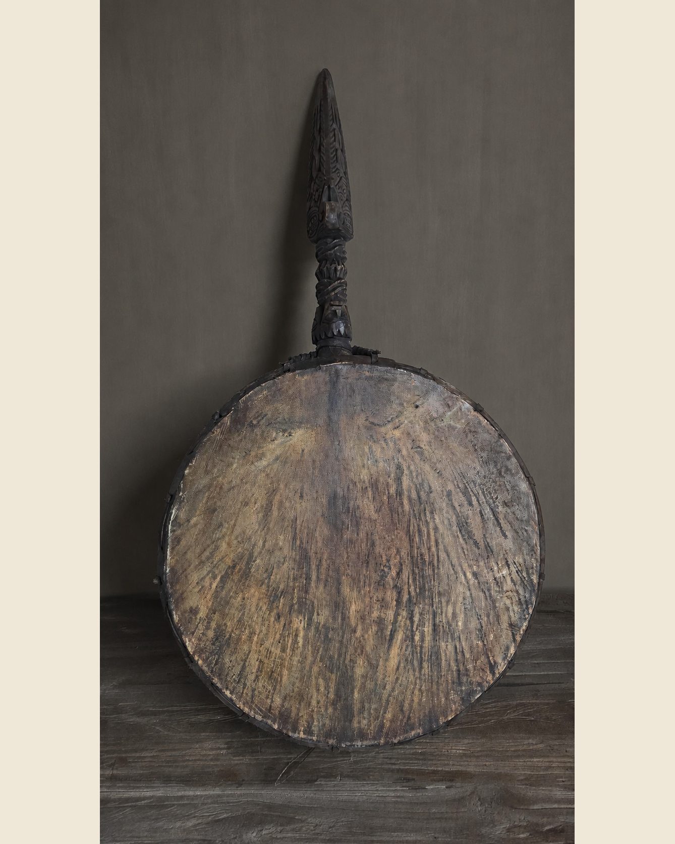 Authentieke Nepalese drum met houtsnijwerk, Hoffz, bij Mahieu&Merckx