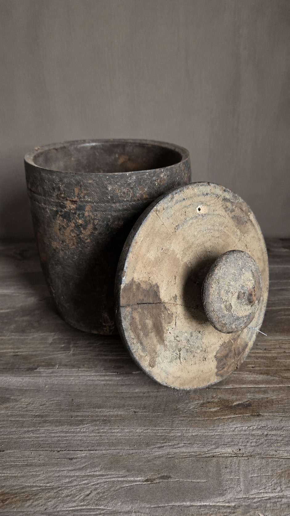 Authentieke oude pot met deksel, detail 2