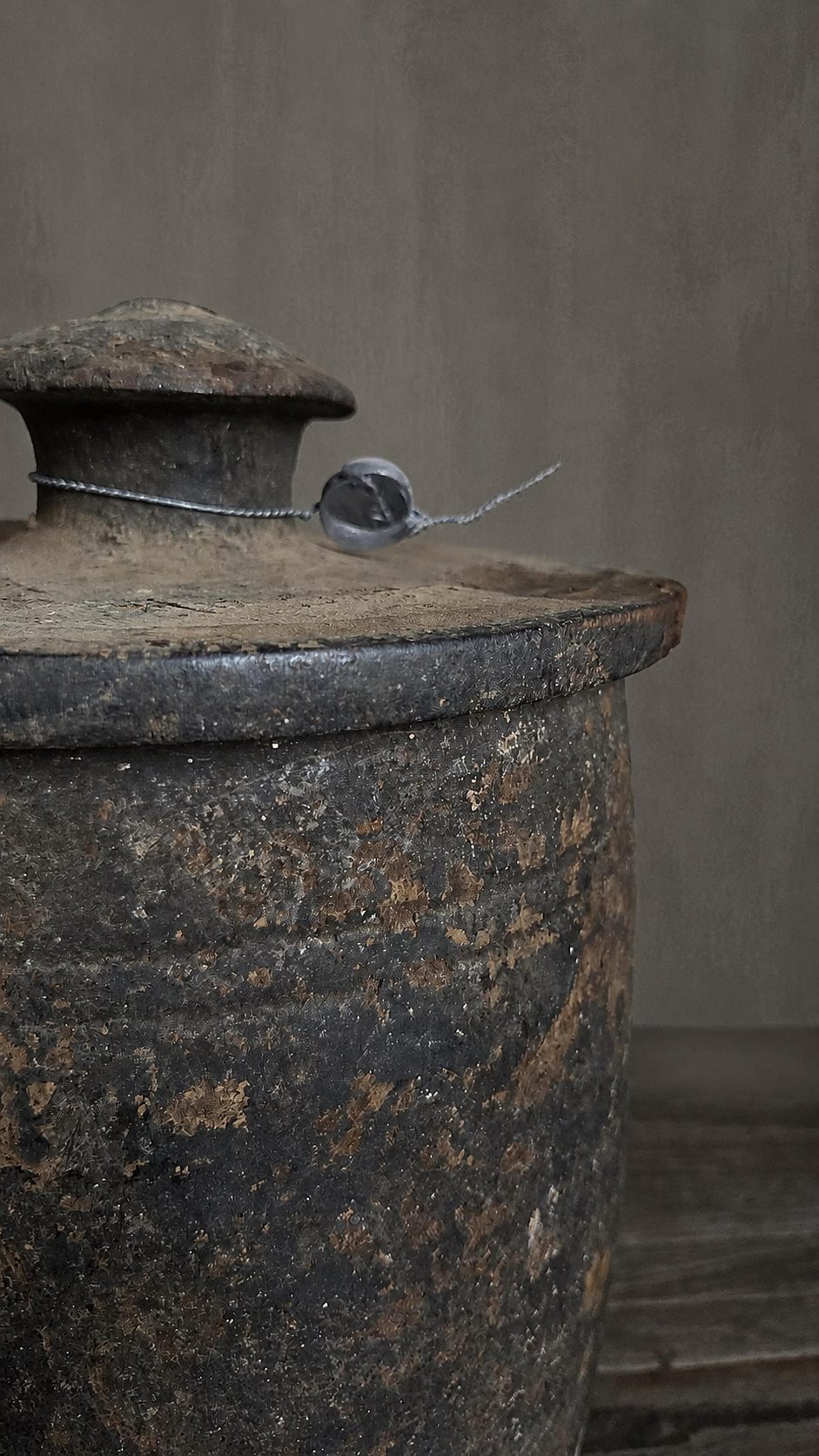 Authentieke oude pot met deksel, detail 3