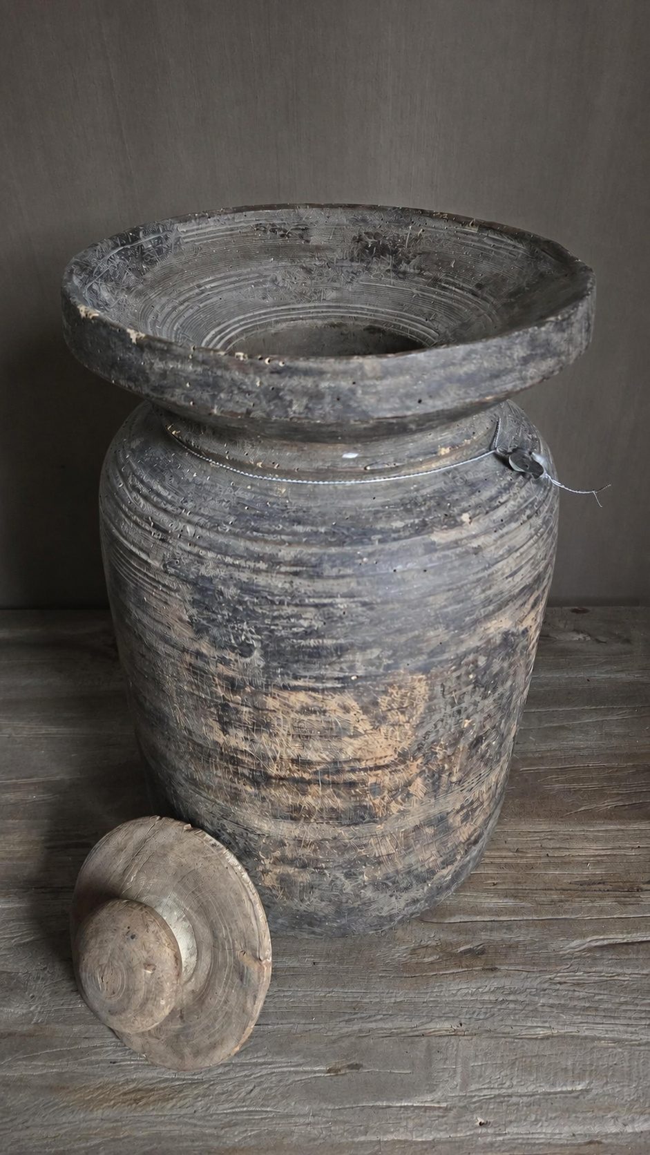 Authentieke oude houten kruik met deksel, detail 3