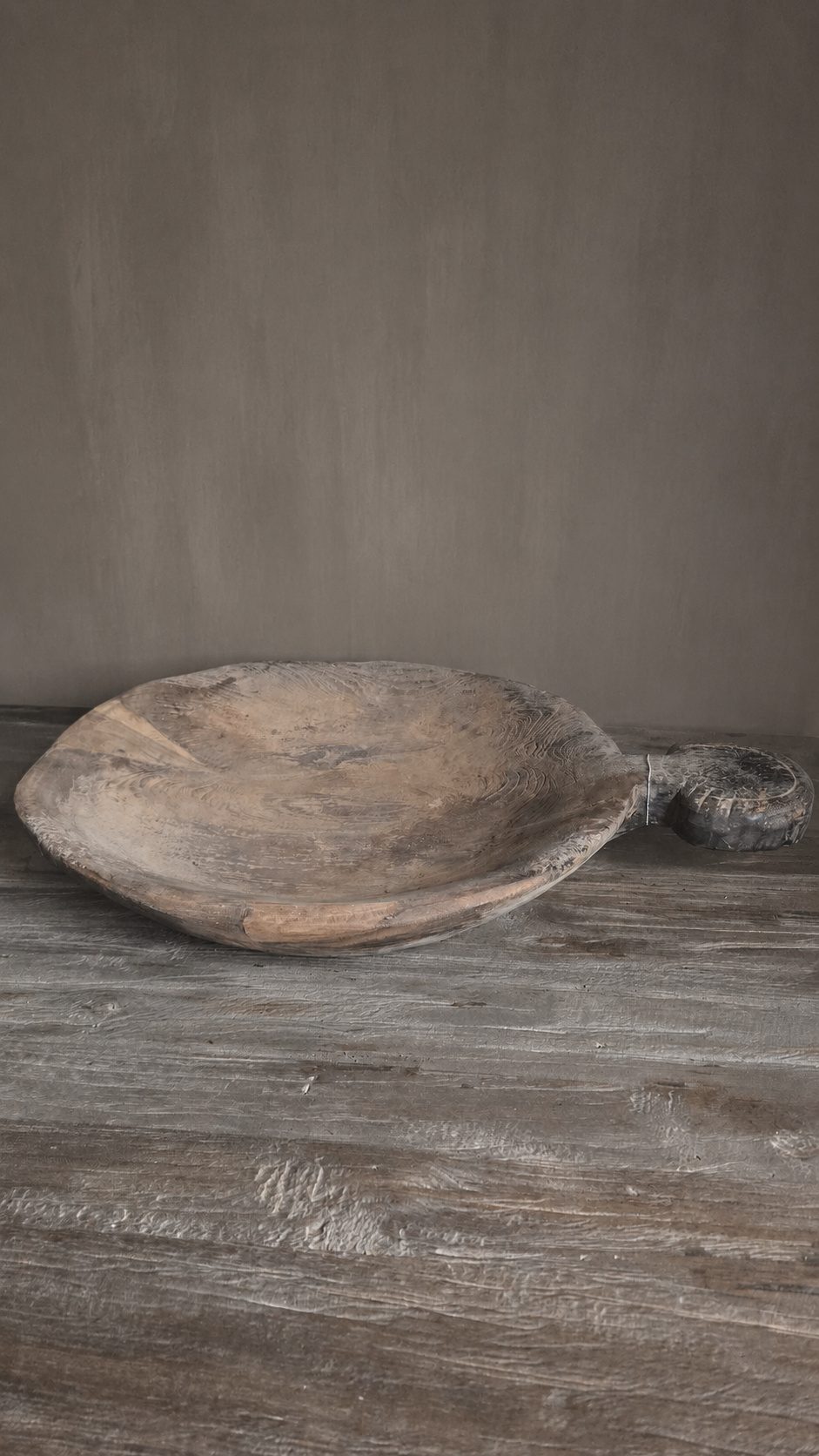 Authentieke oude houten schaal met handgreep, detail 2