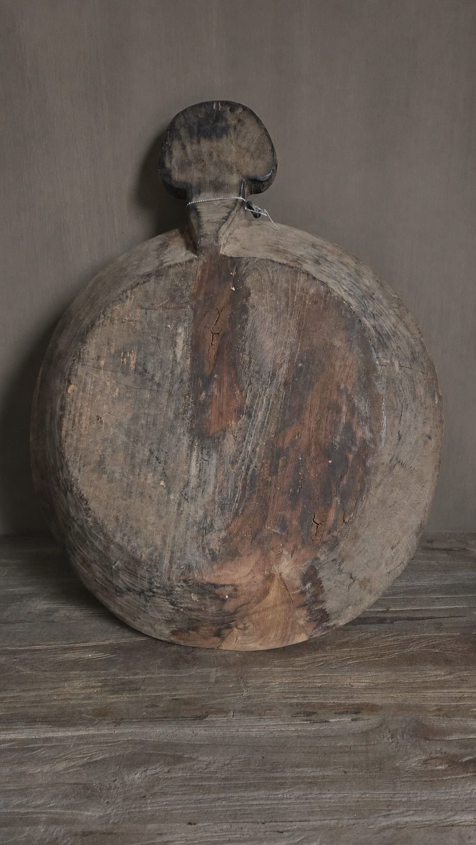 Authentieke oude houten schaal met handgreep, detail 3