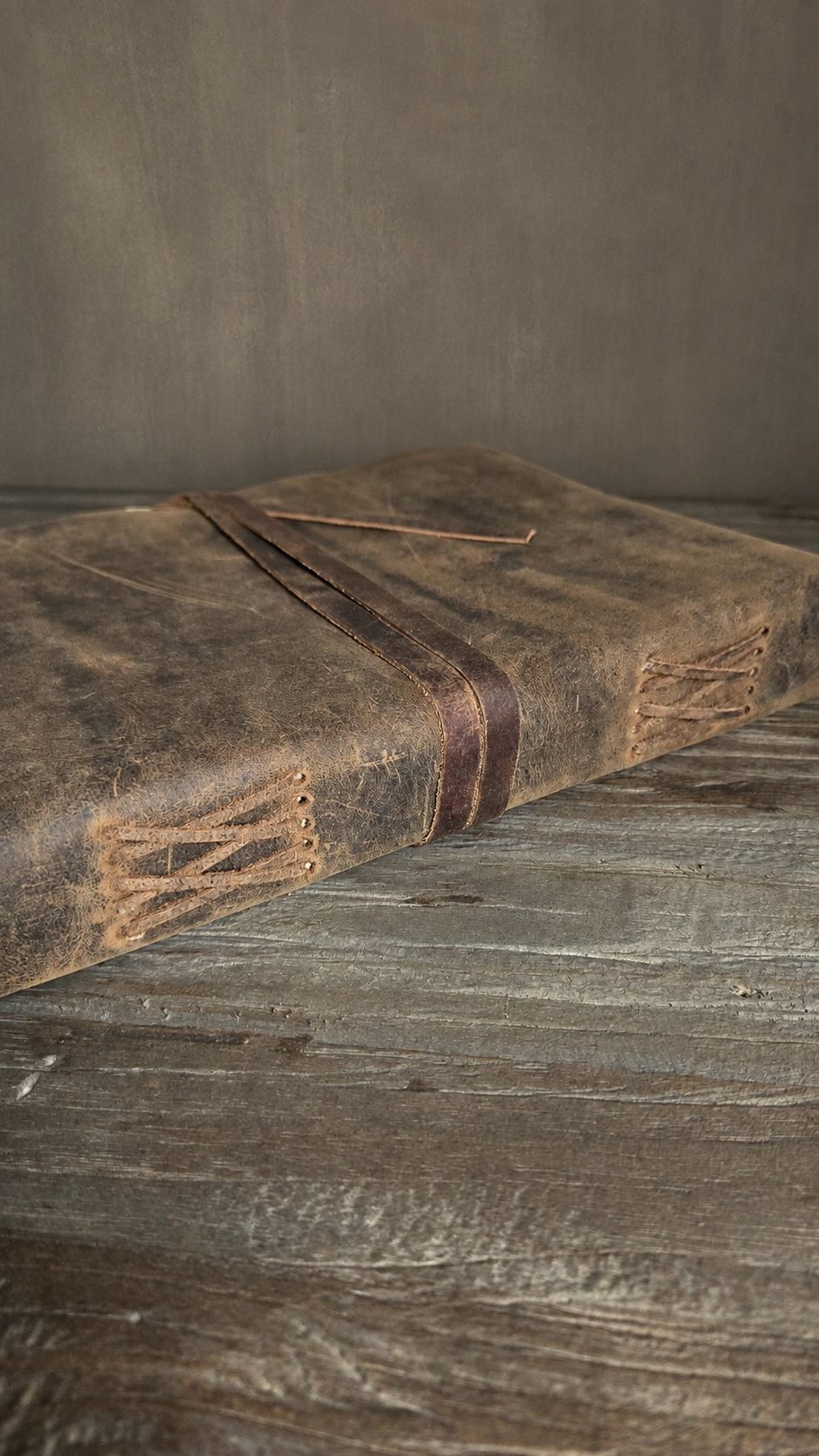 Lederen notitieboek, detail 2