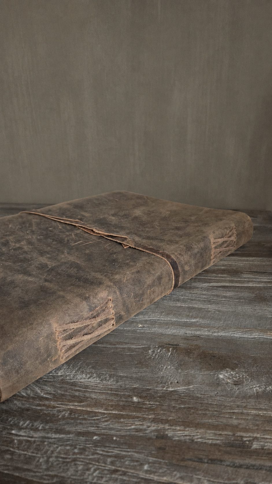 Lederen notitieboek, detail 2