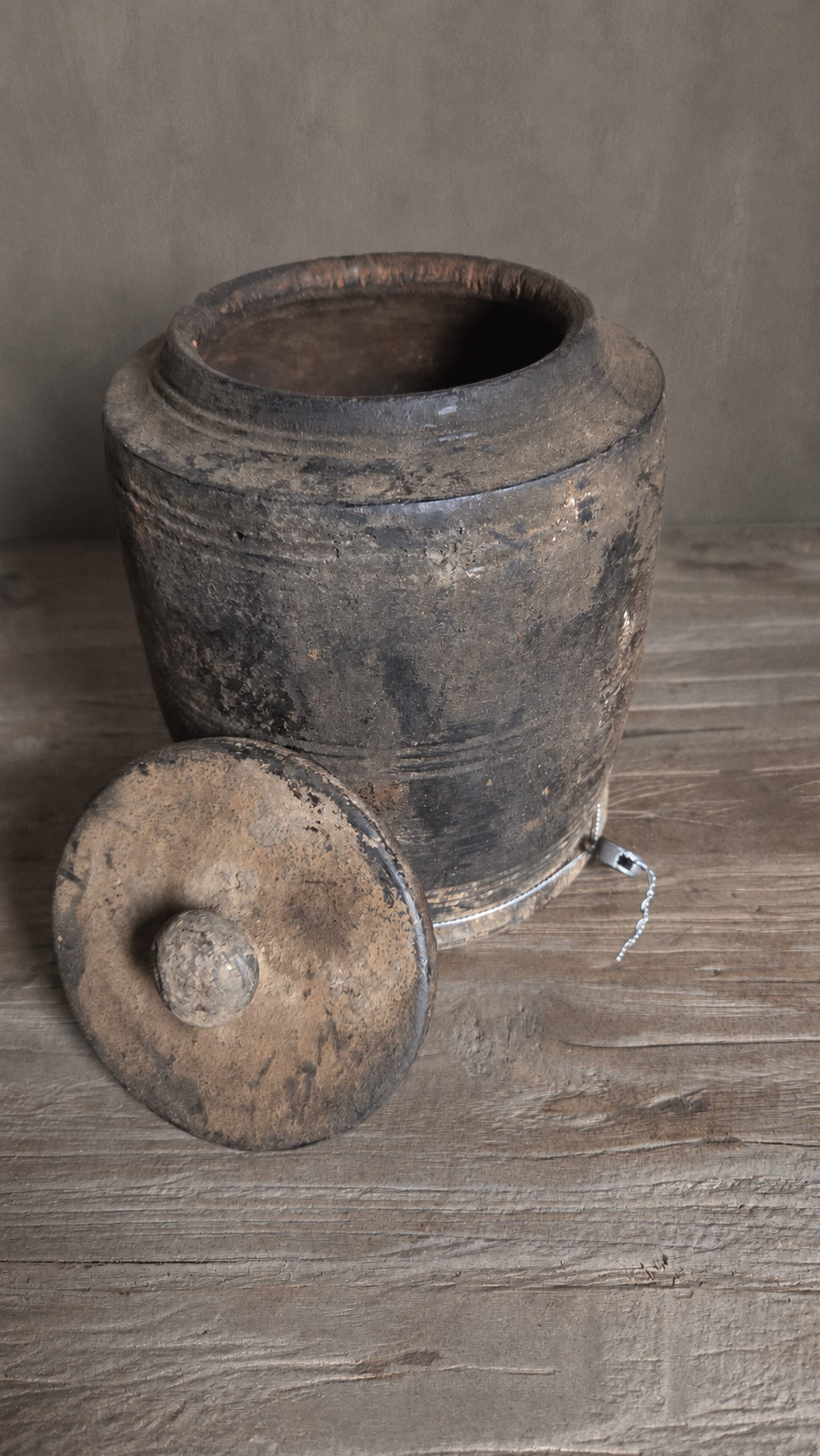 Oude houten pot met deksel, detail 2