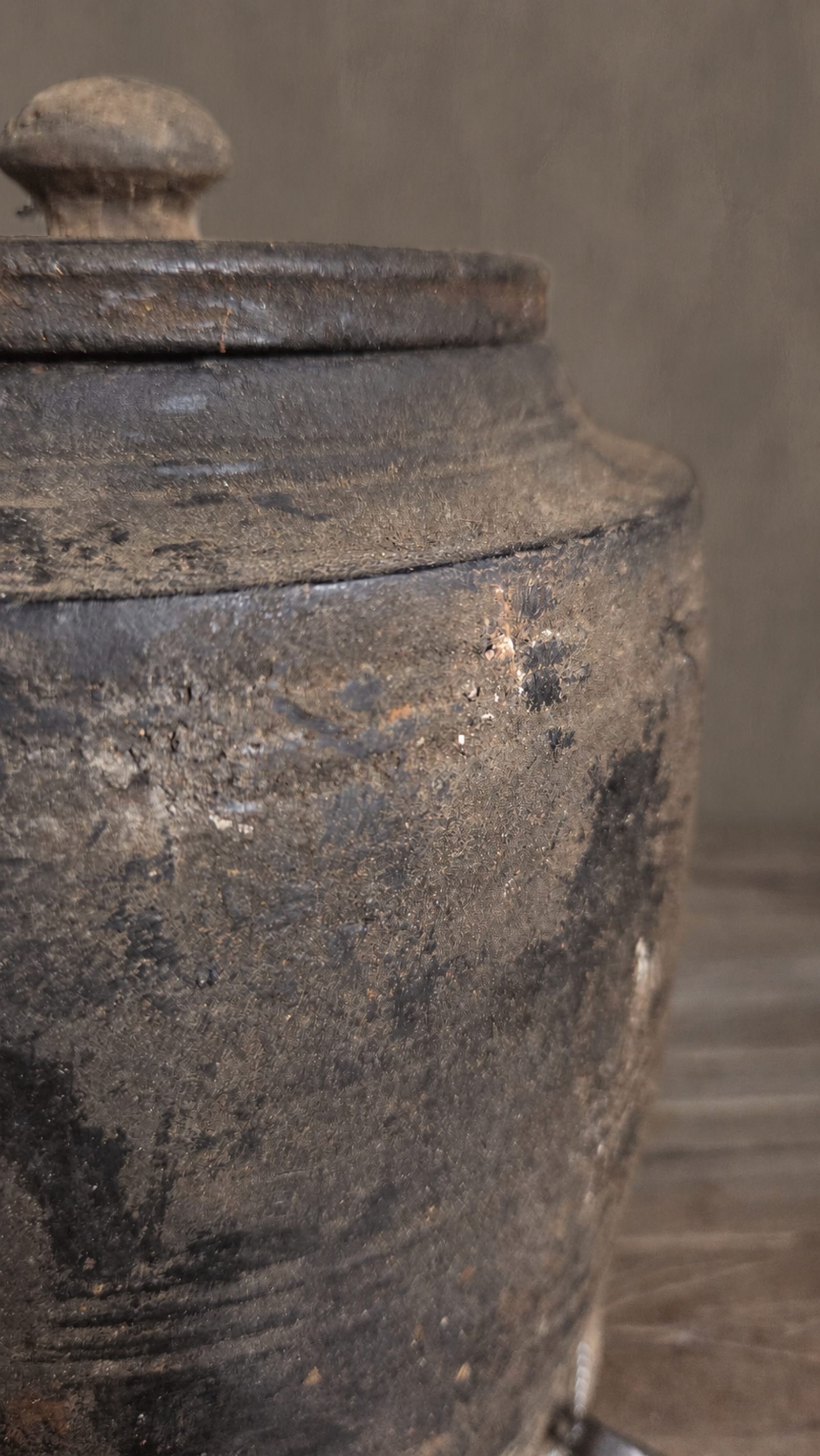 Oude houten pot met deksel, detail 3