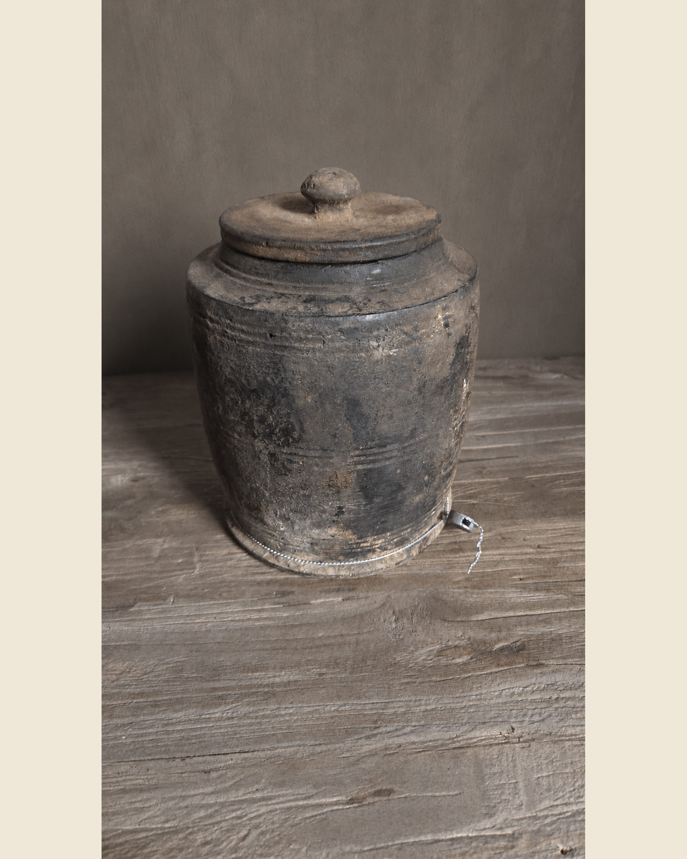 Oude houten pot met deksel, Hoffz, bij Mahieu&Merckx