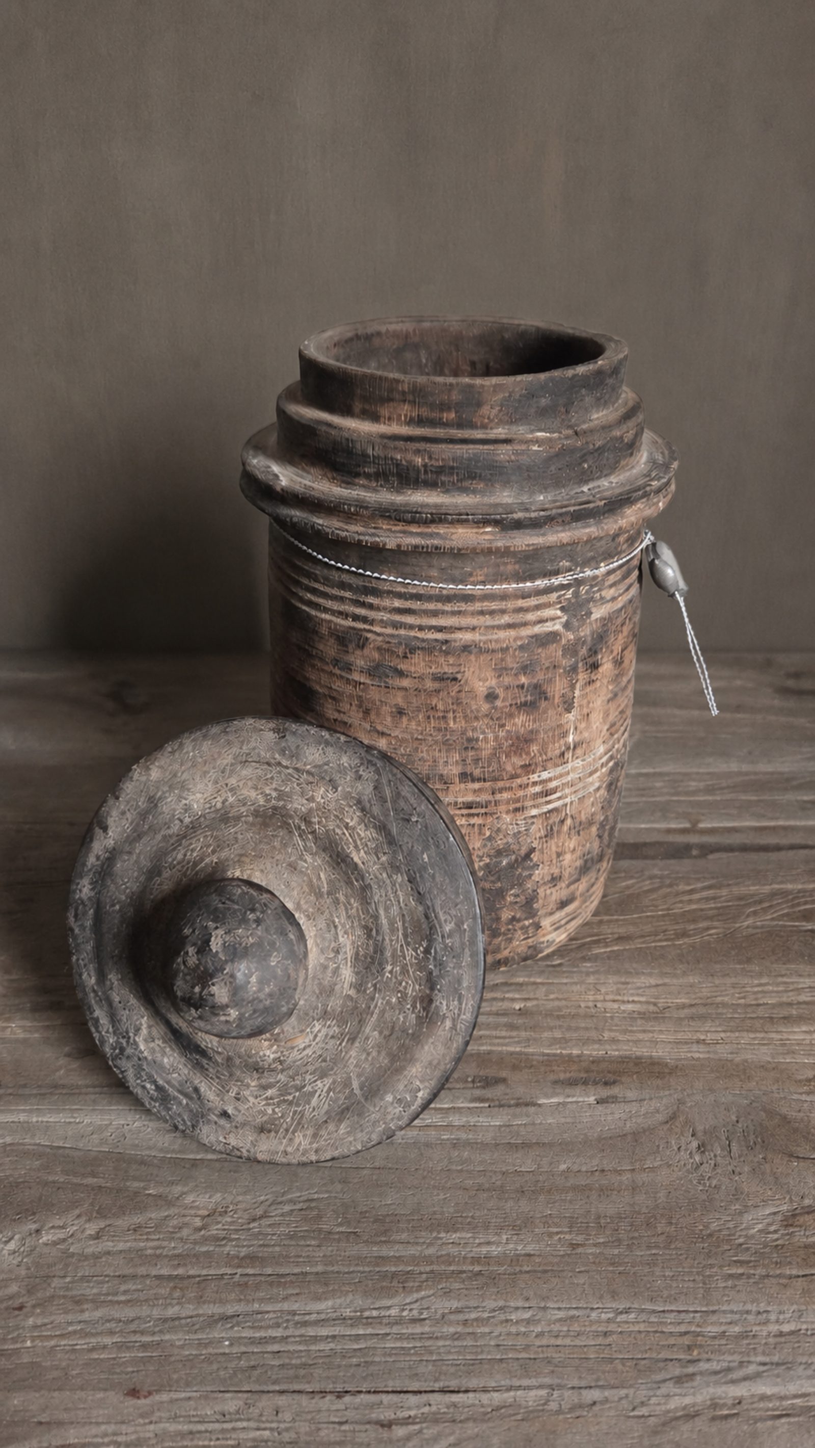 Oude geribbelde houten pot met deksel, detail 2