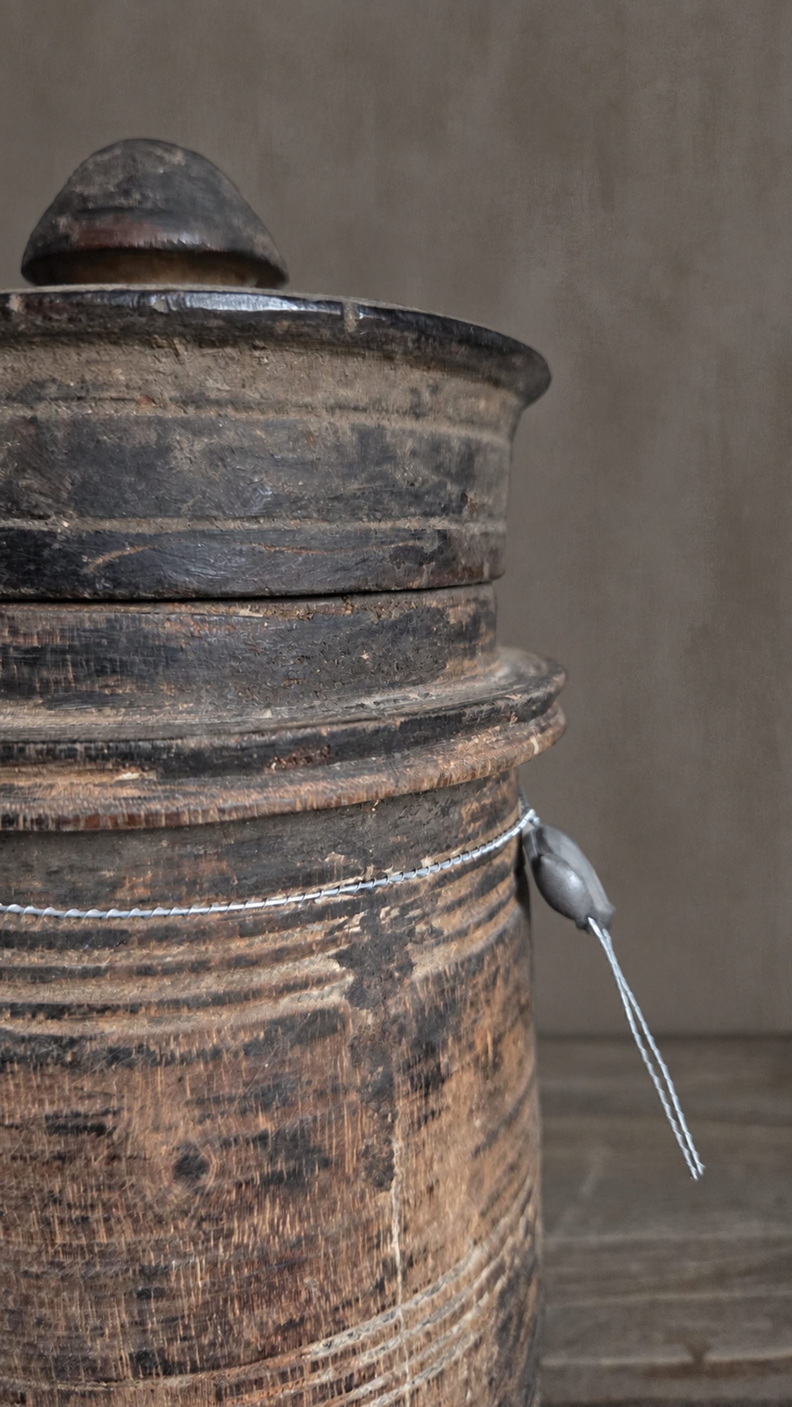 Oude geribbelde houten pot met deksel, detail 3