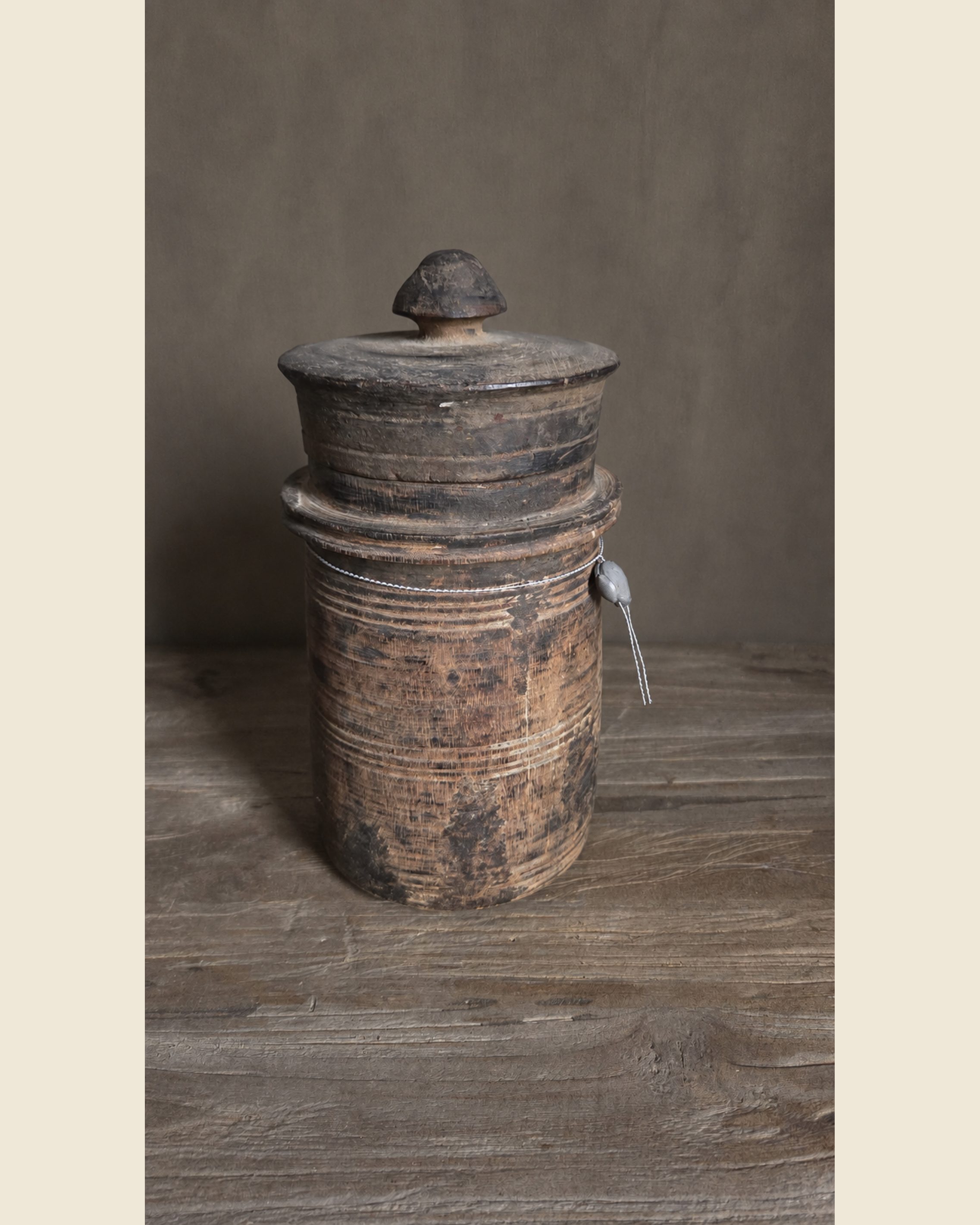 Oude geribbelde houten pot met deksel, Hoffz, bij Mahieu&Merckx