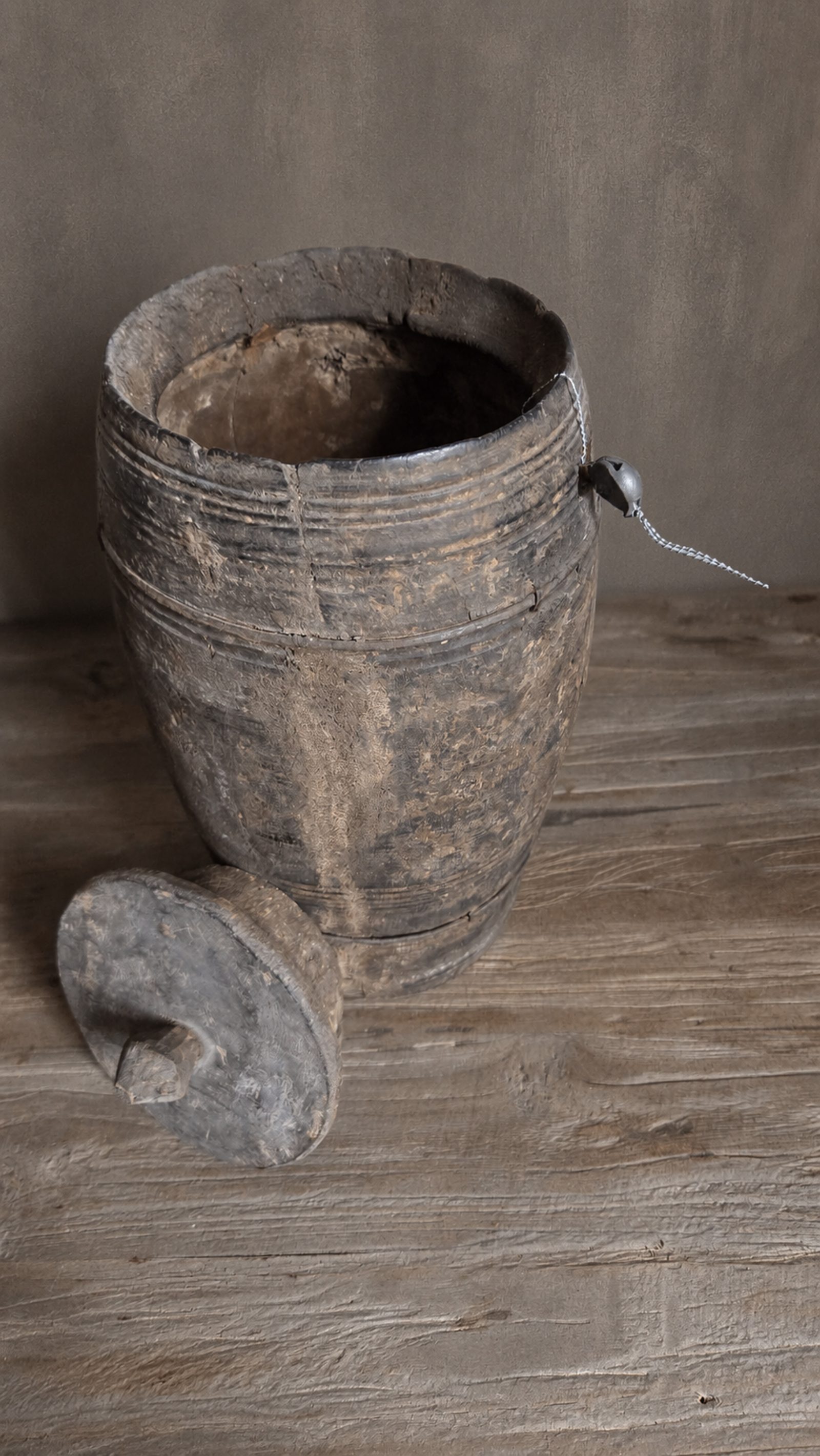 Oude hoge houten pot met deksel, detail 2