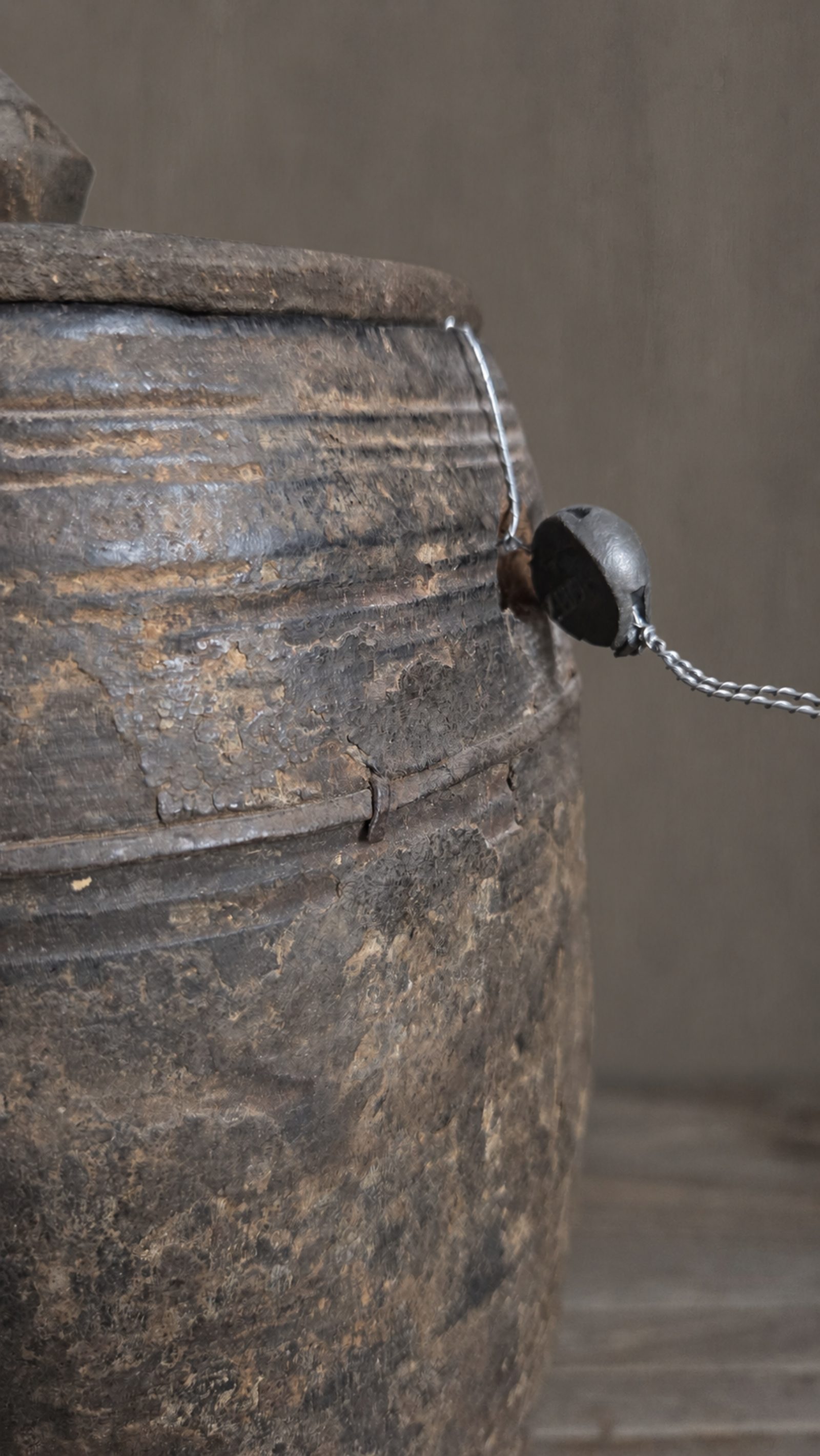Oude hoge houten pot met deksel, detail 3