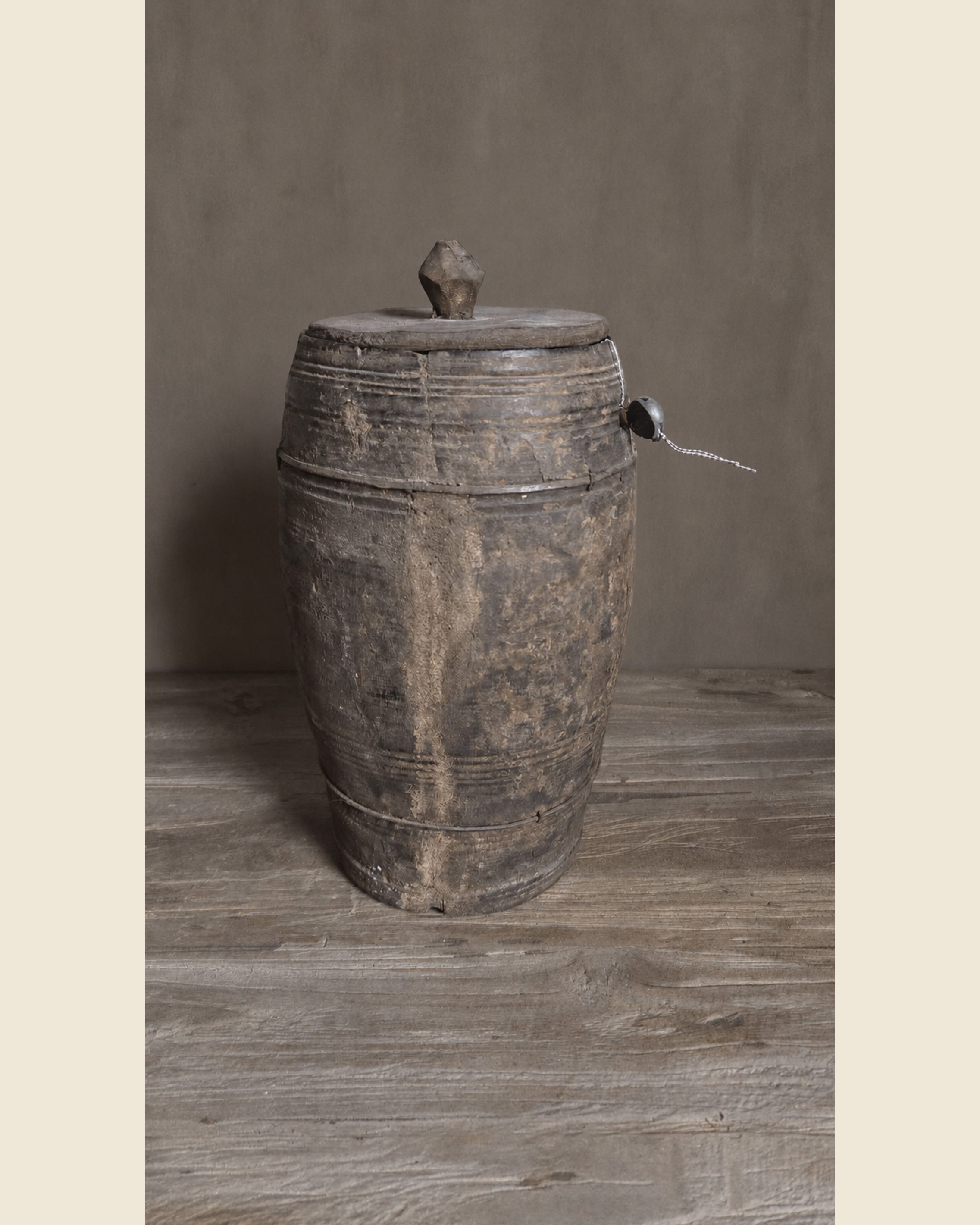 Oude hoge houten pot met deksel, Hoffz, bij Mahieu&Merckx