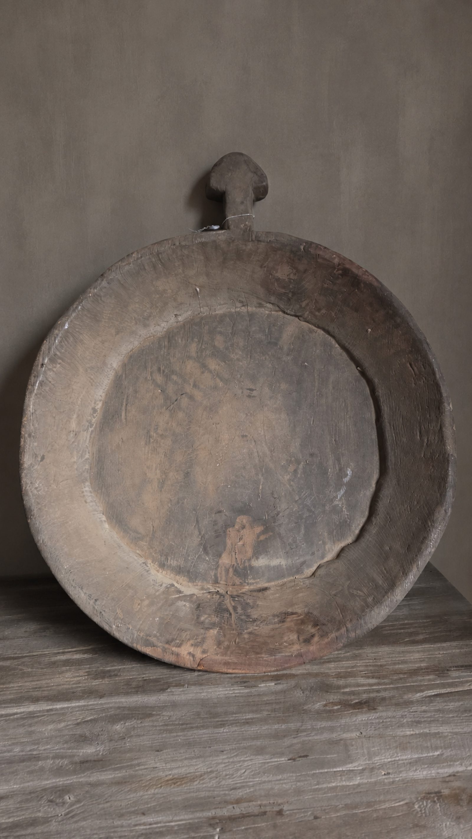 Grote oude houten schaal met handvat, detail 2