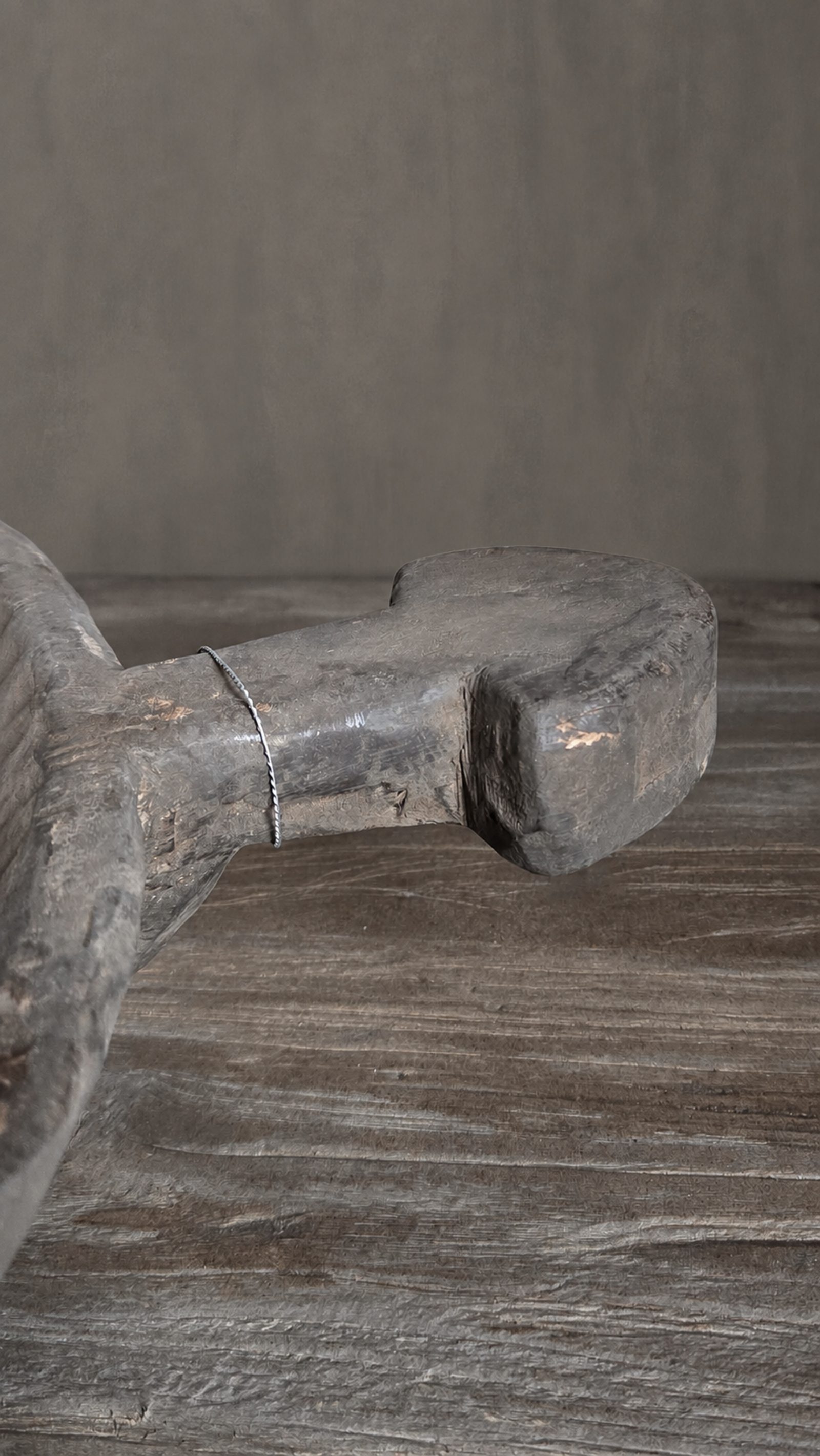 Grote oude houten schaal met handvat, detail 3