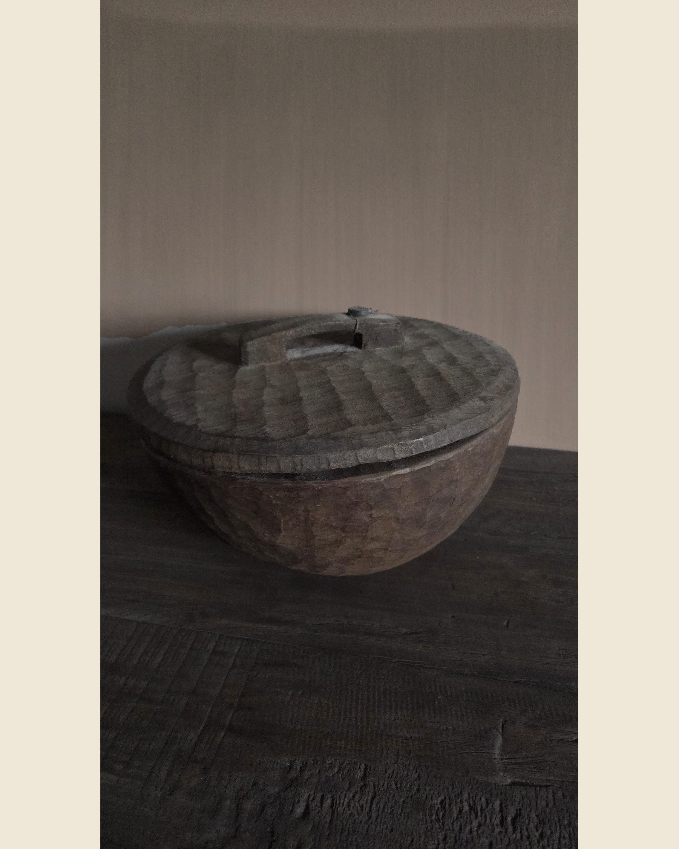 Oude ronde houten pot met deksel, Hoffz, bij Mahieu&Merckx