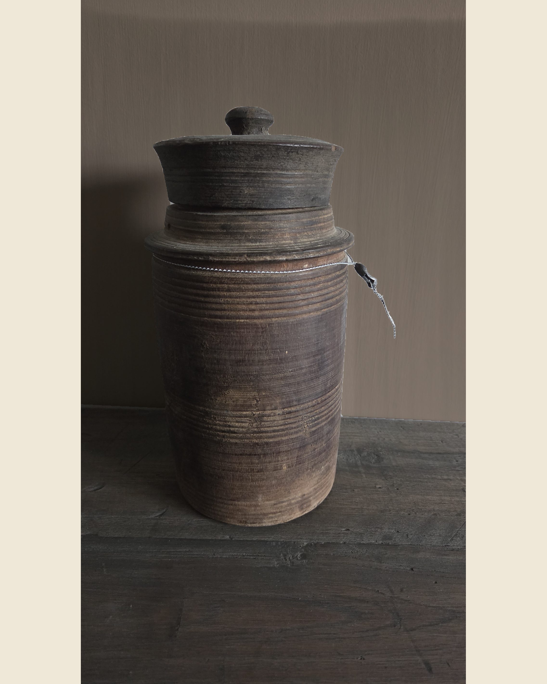 Oude Nepalese houten kruik met knopdeksel, Hoffz, bij Mahieu&Merckx