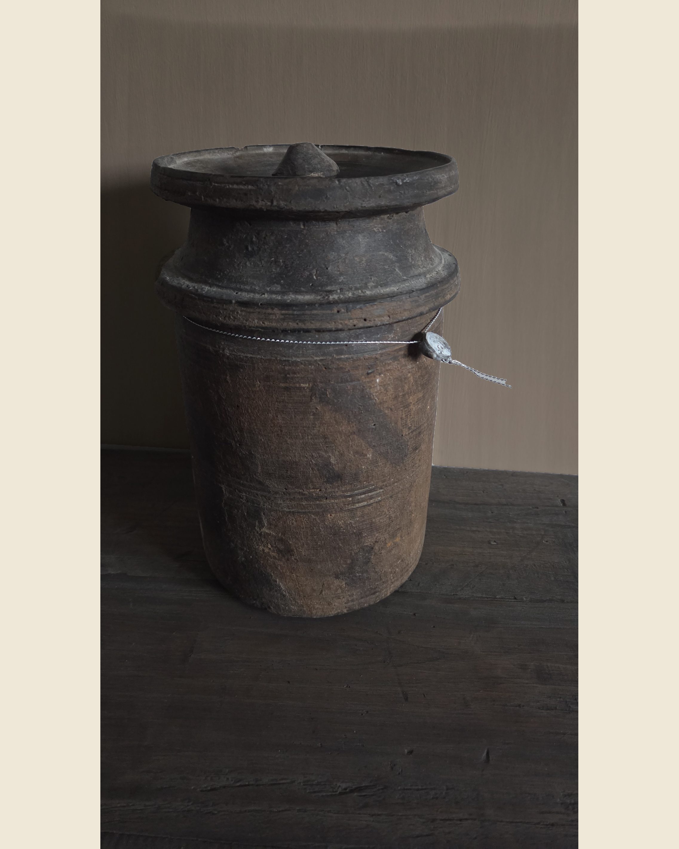 Oude Nepalese houten kruik met puntdeksel, Hoffz, bij Mahieu&Merckx