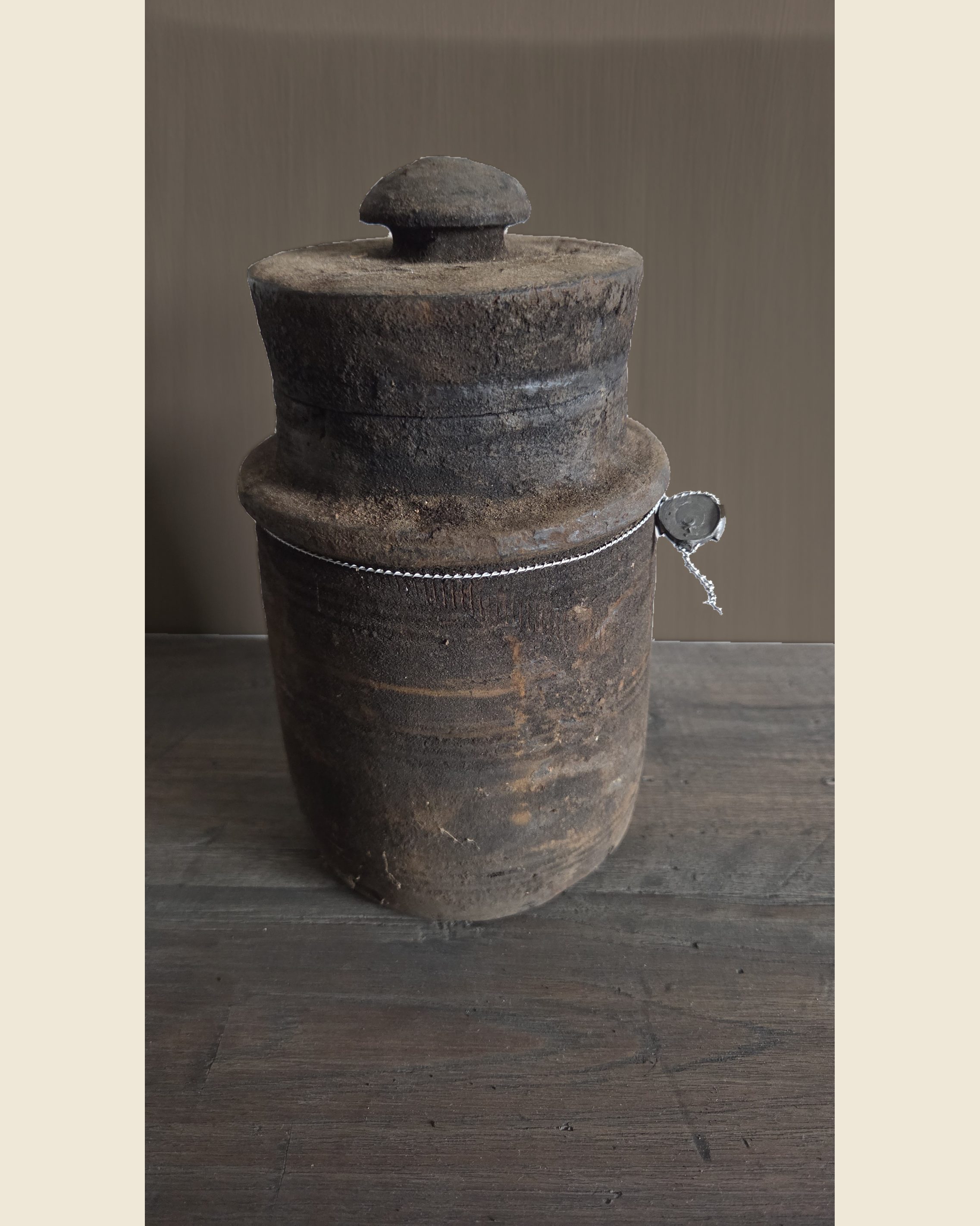 Oude cilindervormige Nepalese houten kruik met deksel, Hoffz, bij Mahieu&Merckx
