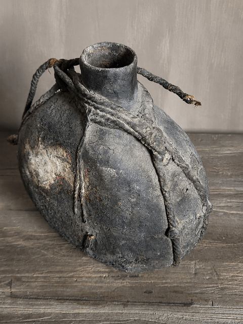 Leather Oil Basket – robuuste leren kruik, detail 2
