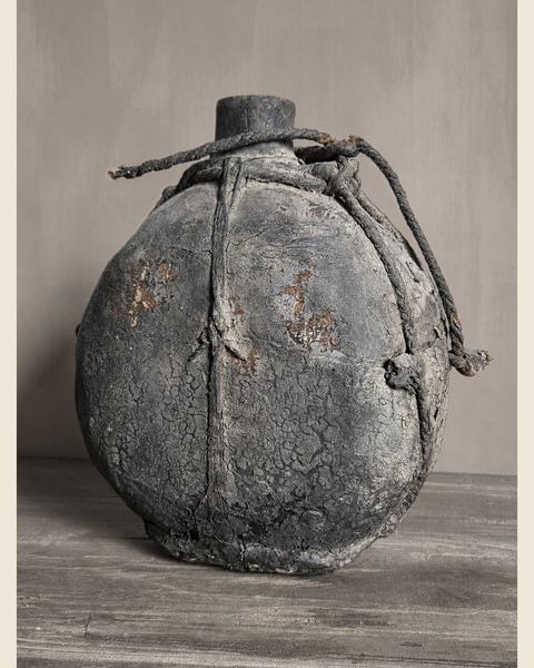 Leather Oil Basket – robuuste leren kruik, Aura Peeperkorn, bij Mahieu&Merckx
