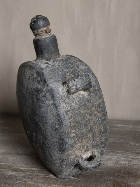 Leather Oil Basket – robuuste leren kruik, detail 2