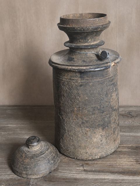 Athentieke pot in oud hout, detail 2