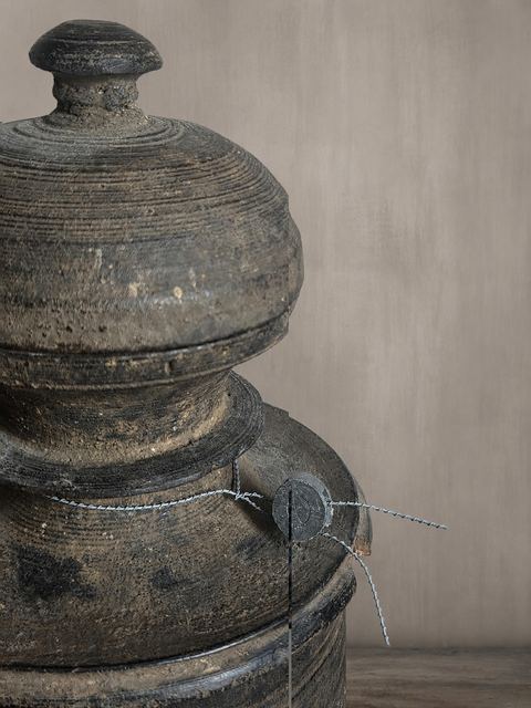 Athentieke pot in oud hout, detail 3