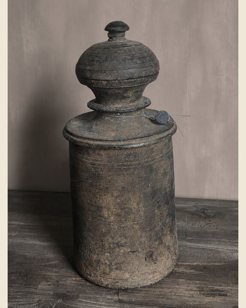 Athentieke pot in oud hout, Aura Peeperkorn, bij Mahieu&Merckx