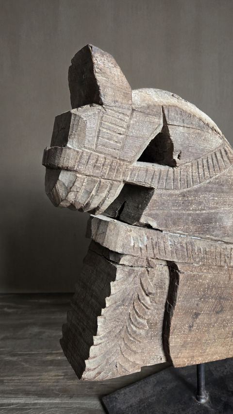 Oud houten paardenornament op standaard, detail 3